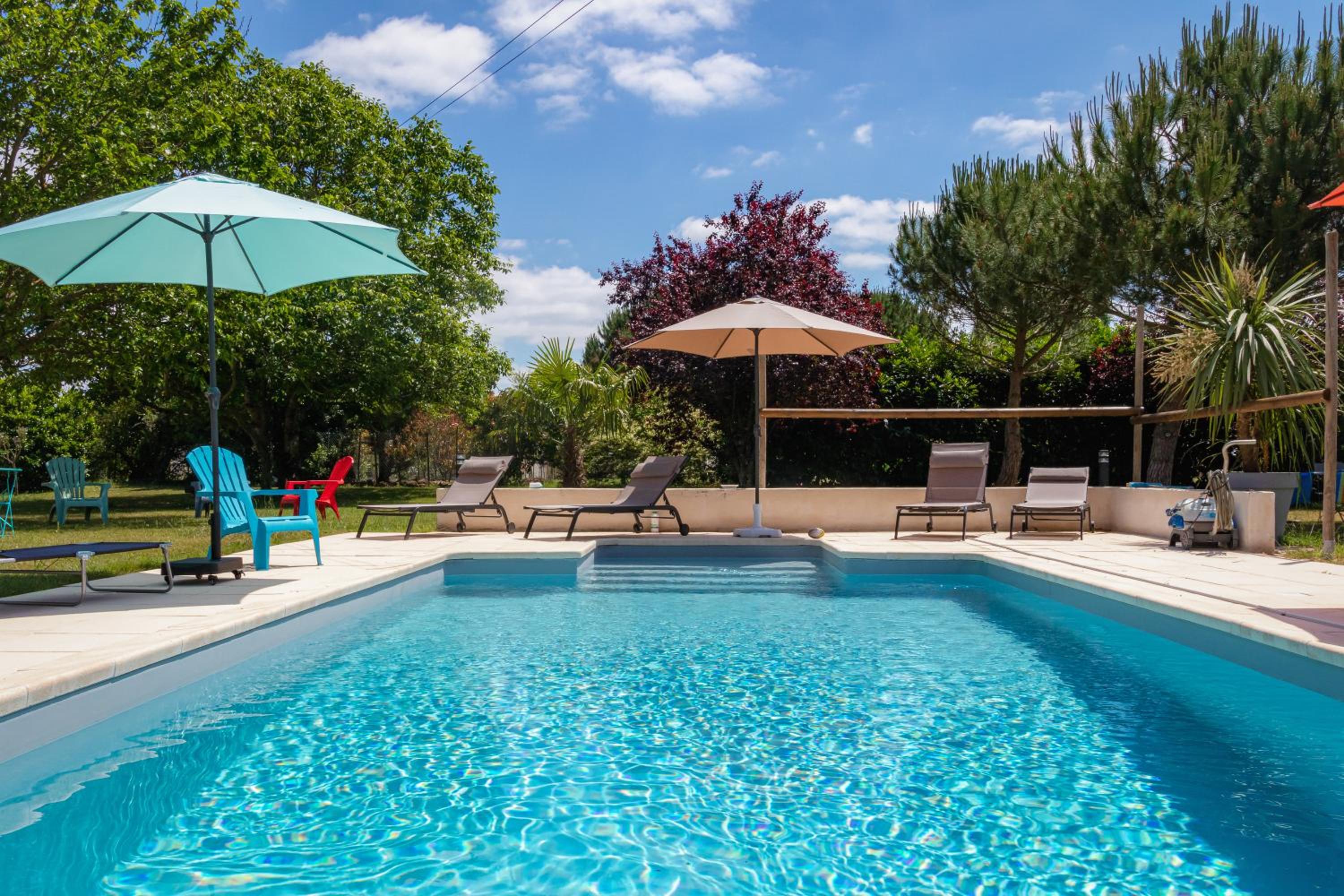 Double Room with Pool View - Photo 11