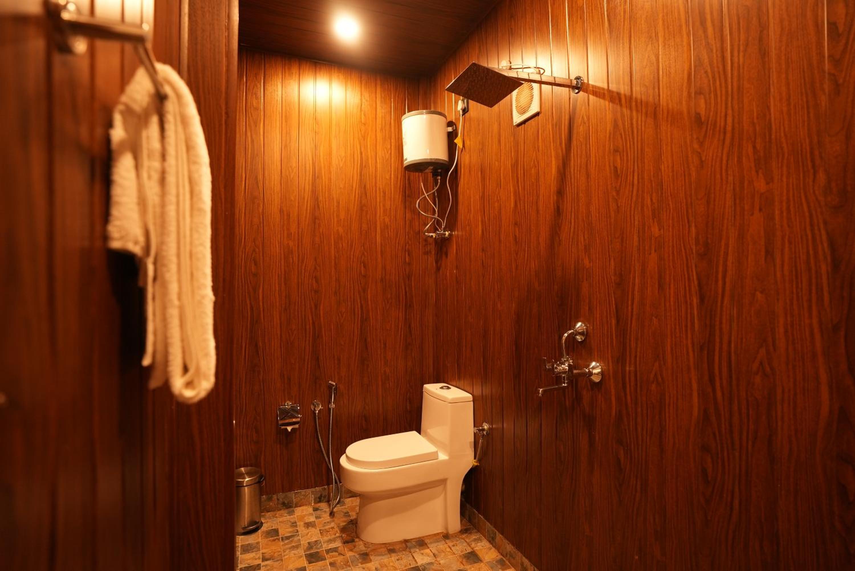 Deluxe Room with Pool View - Photo 5