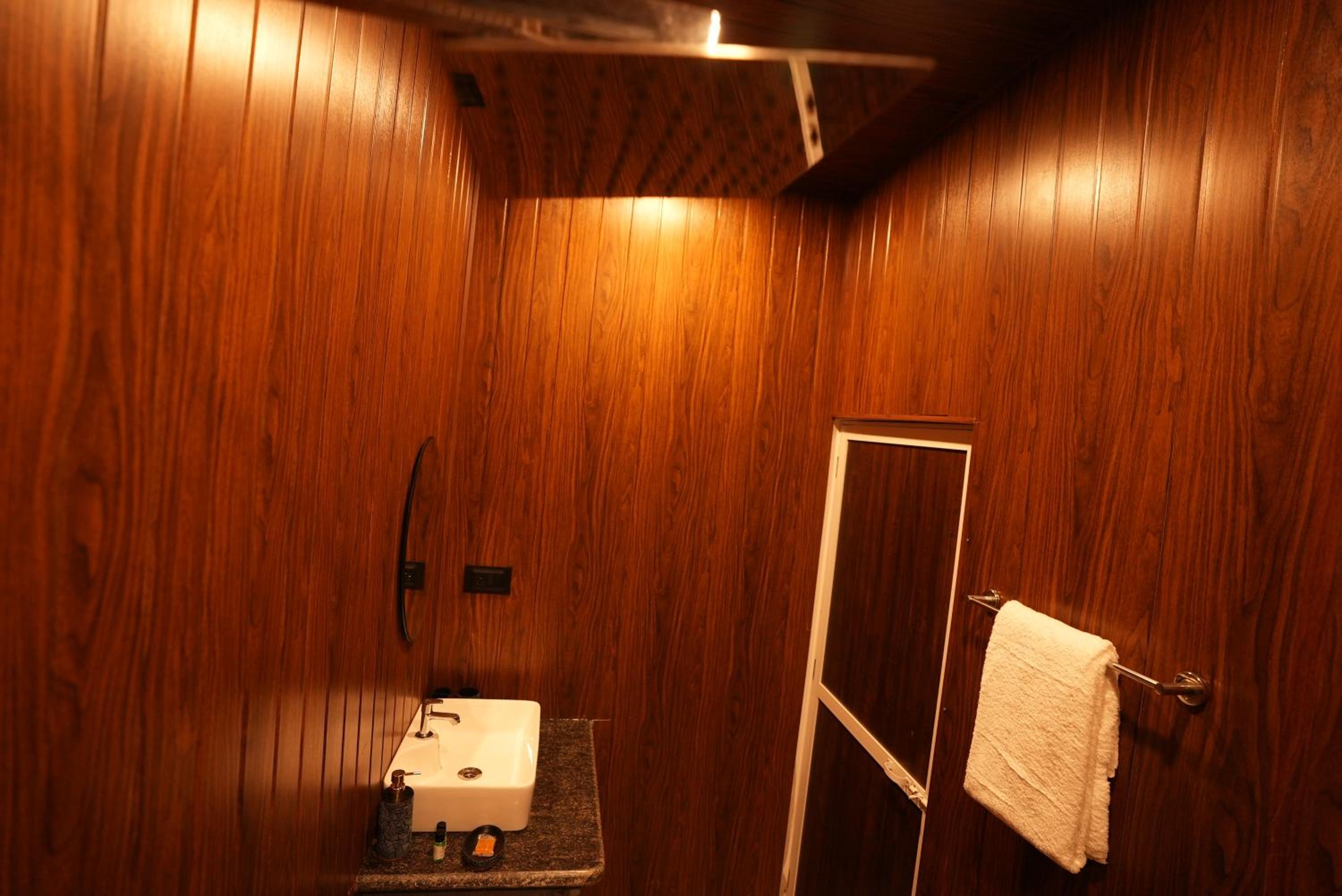 Deluxe Room with Pool View - Photo 4