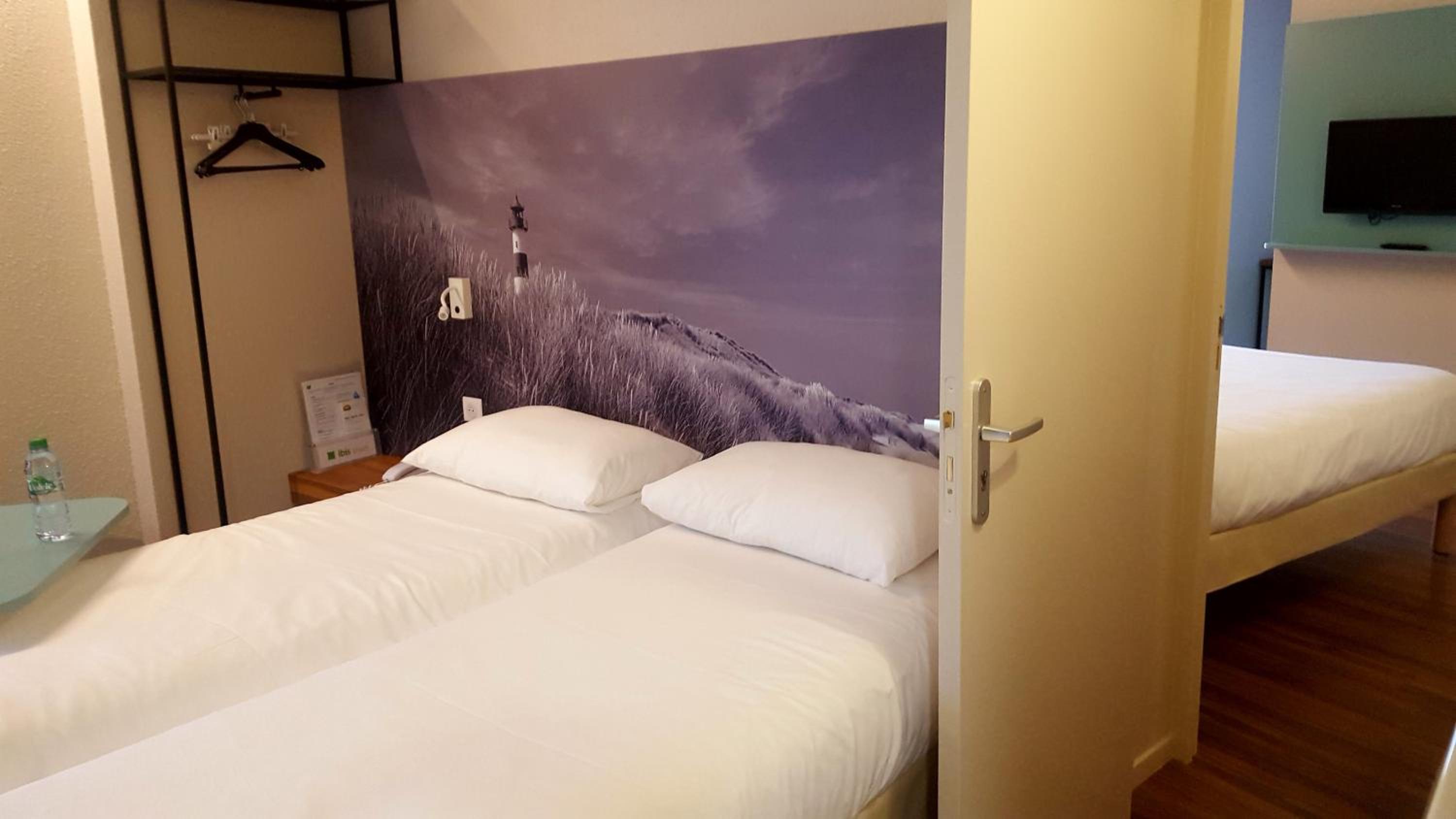 Standard Room with 2 Single Beds - Photo 6
