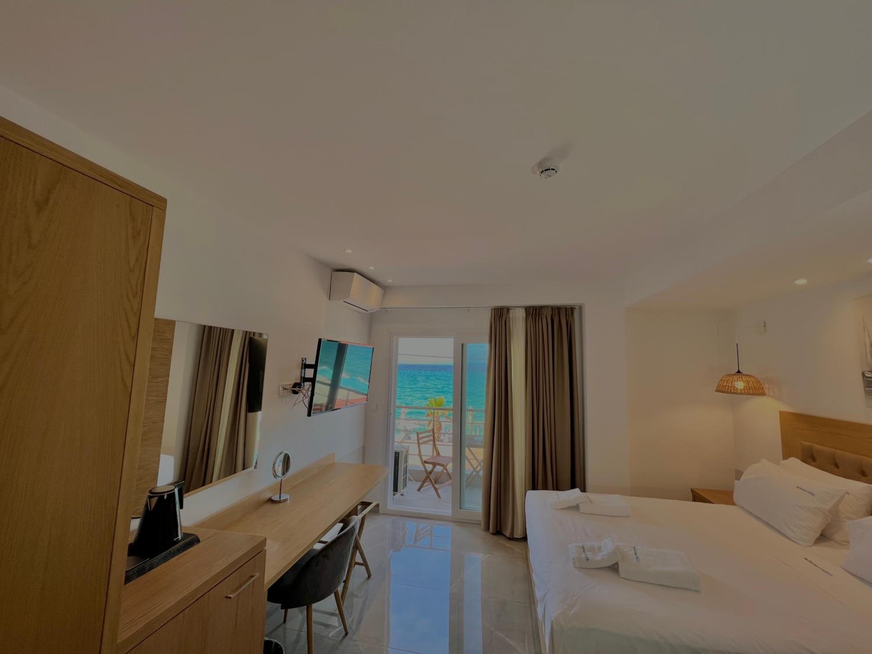 Deluxe Triple Room with Sea View photo 3
