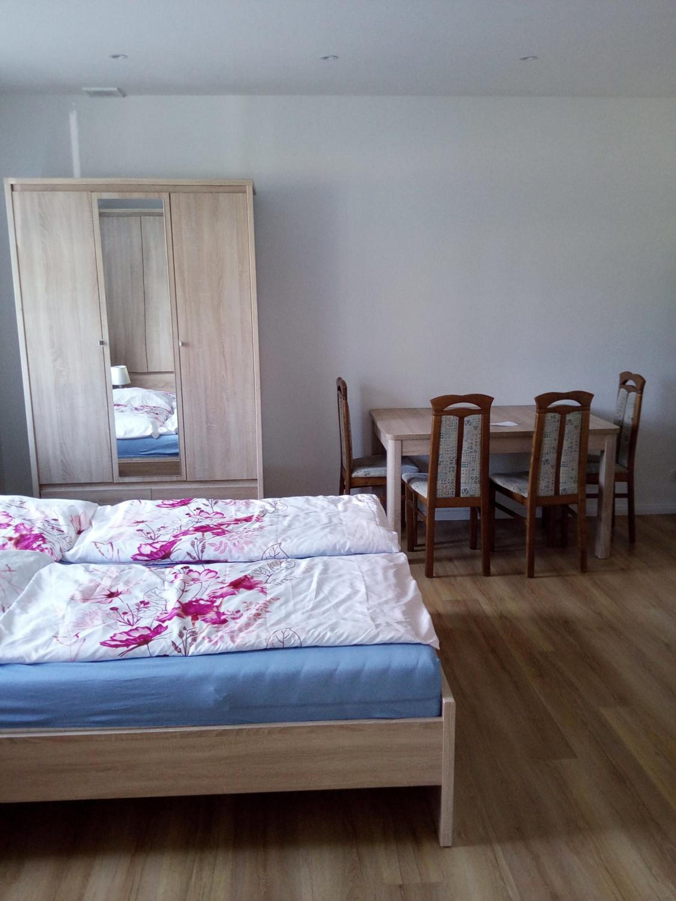 Large Double Room - Photo 10