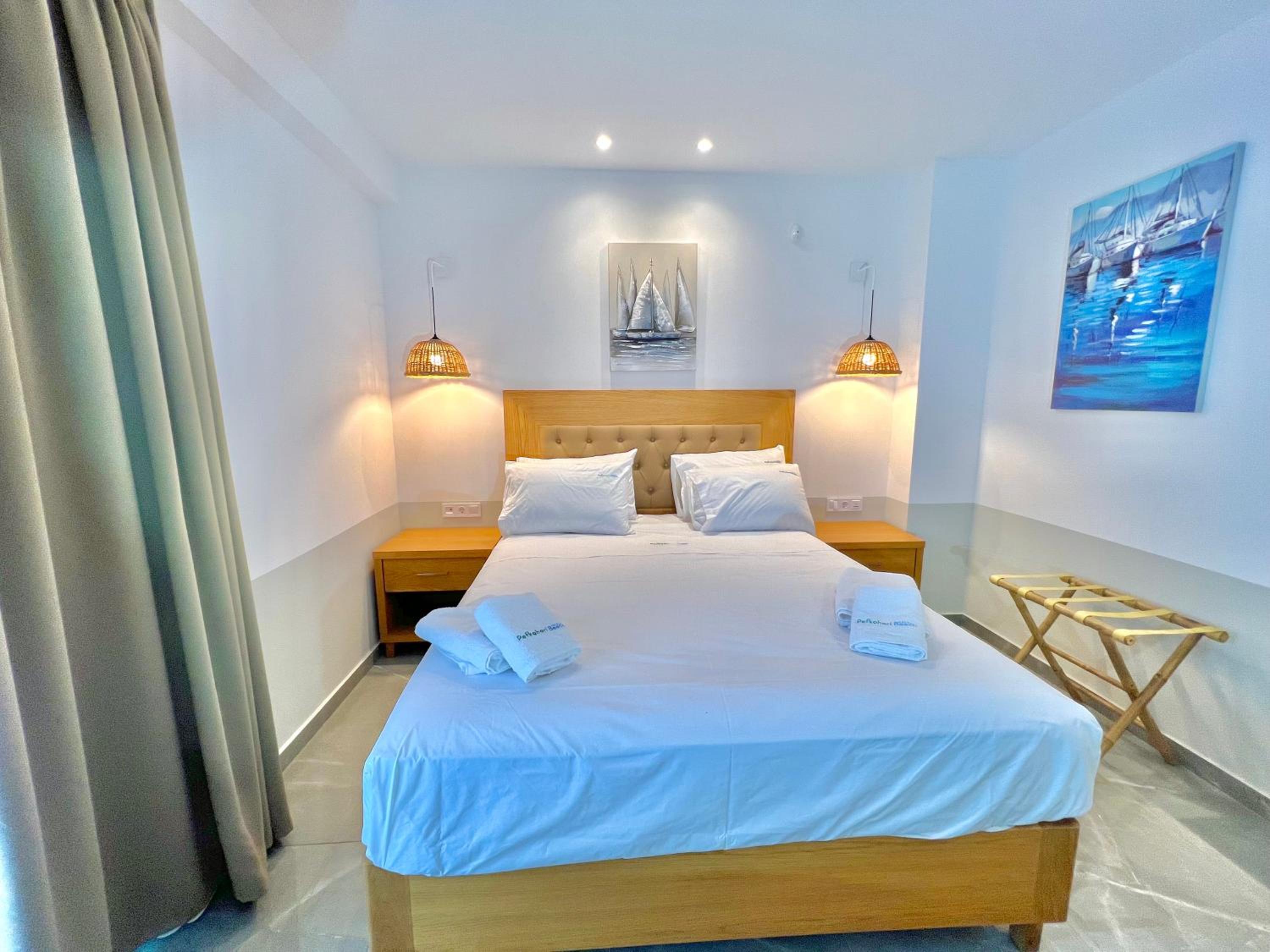 Deluxe Double Room with Side Sea View