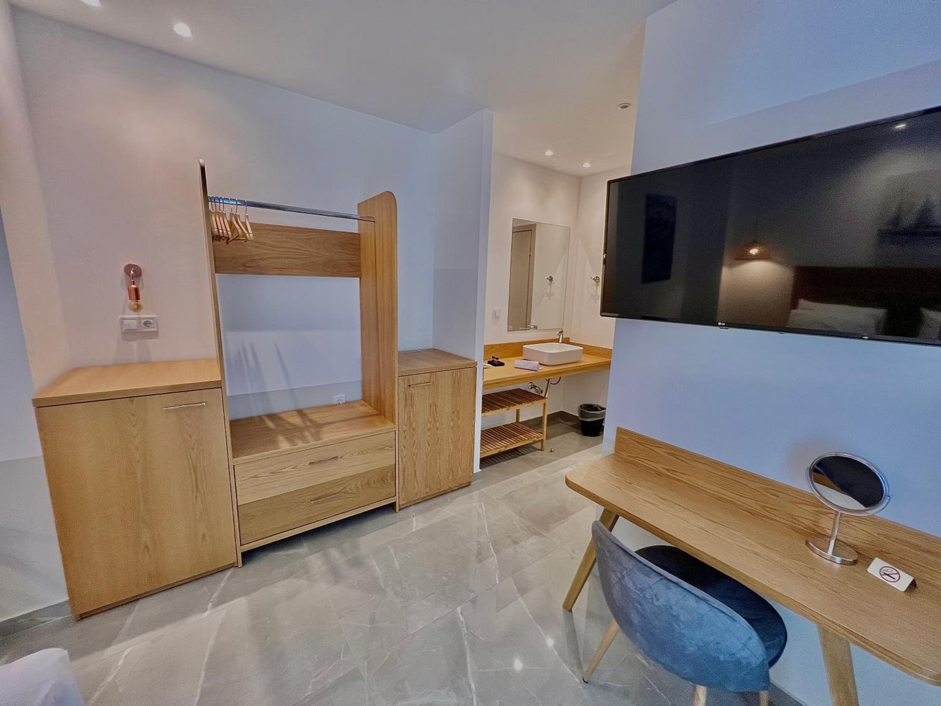 Deluxe Double Room with Side Sea View photo 2