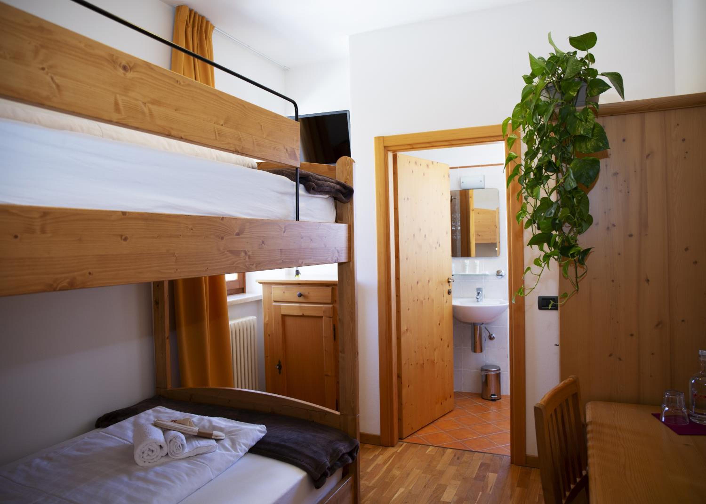 Standard Twin Room - Photo 3