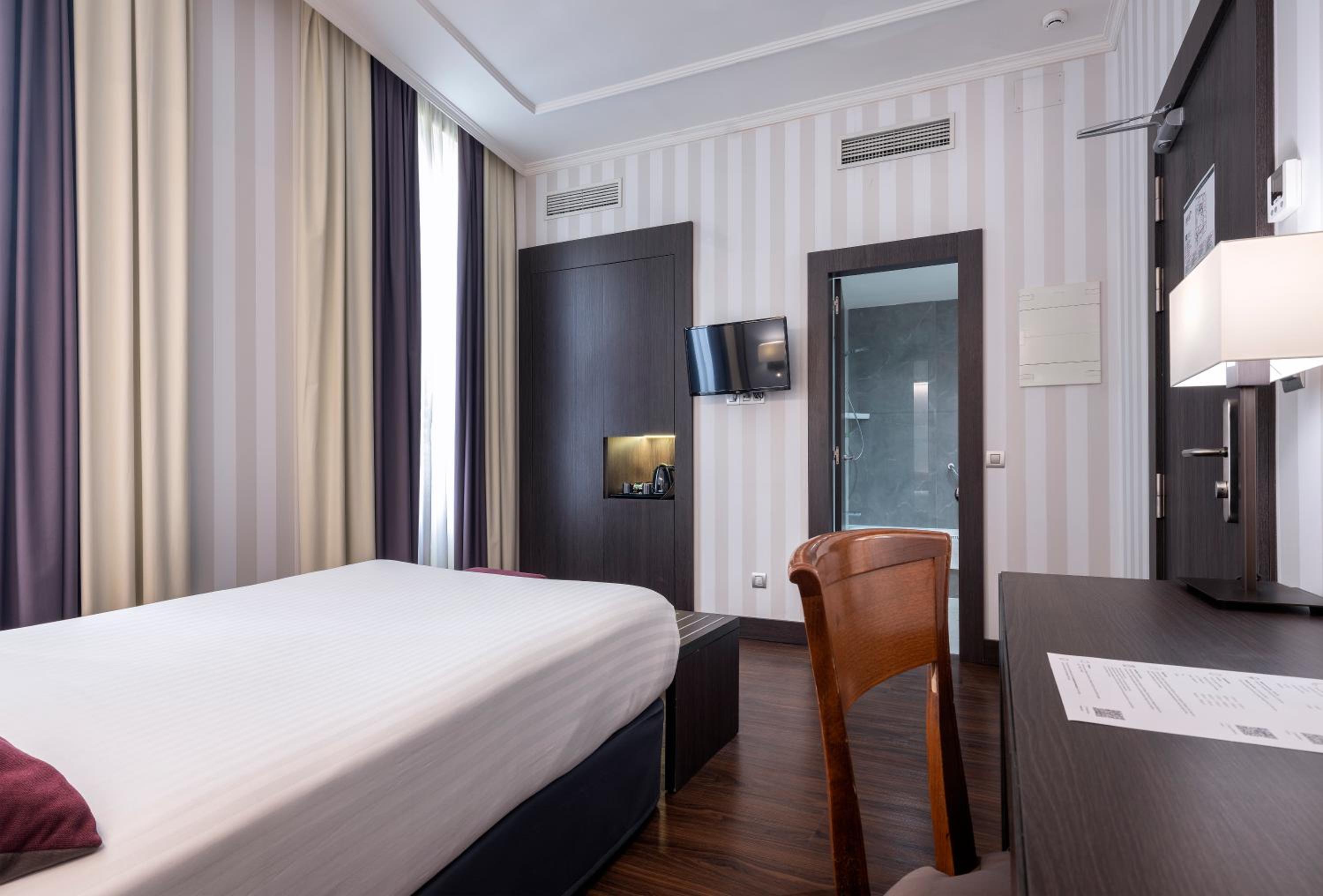 Standard Double Room - Photo 11
