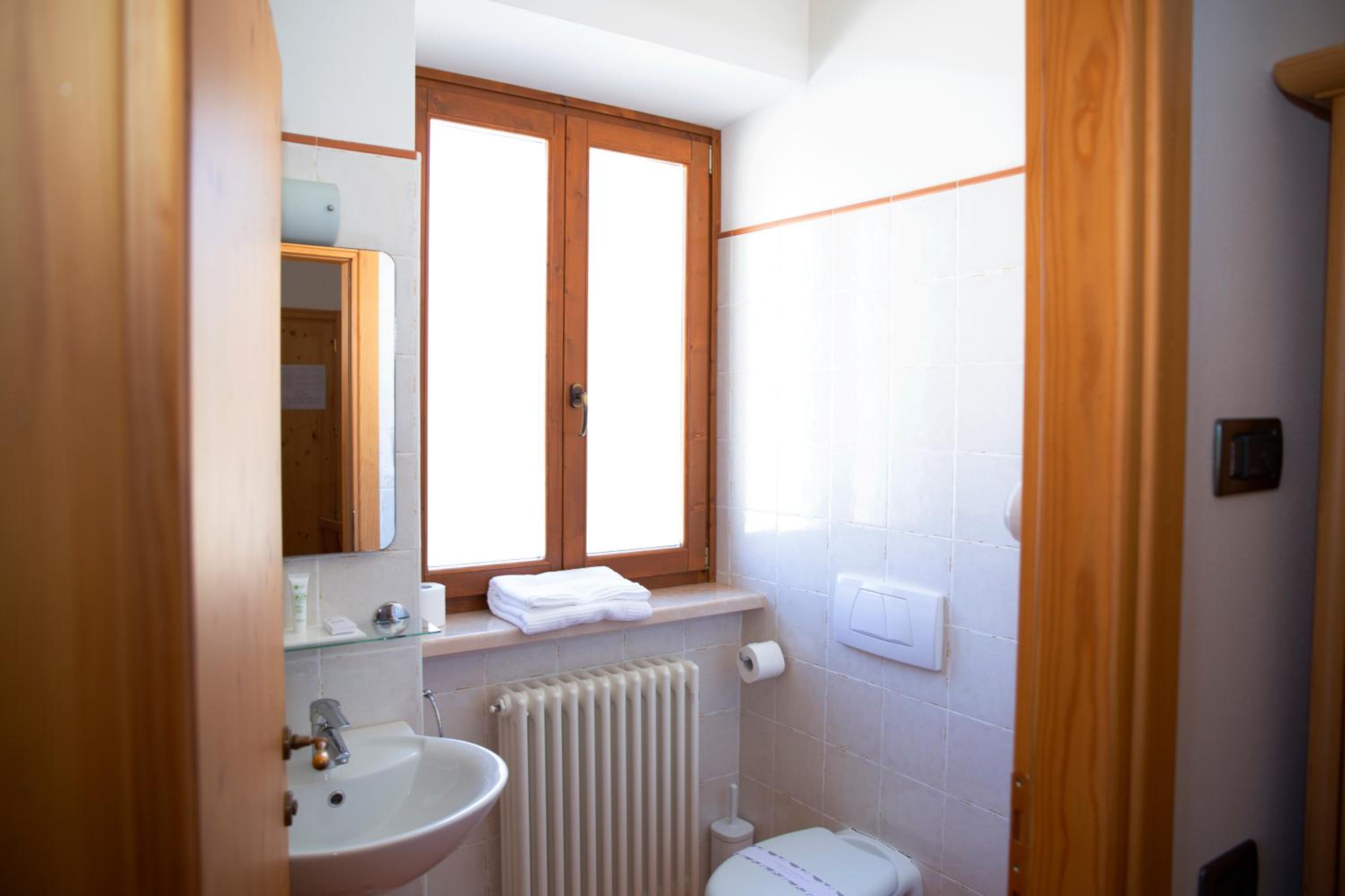 Standard Twin Room - Photo 5