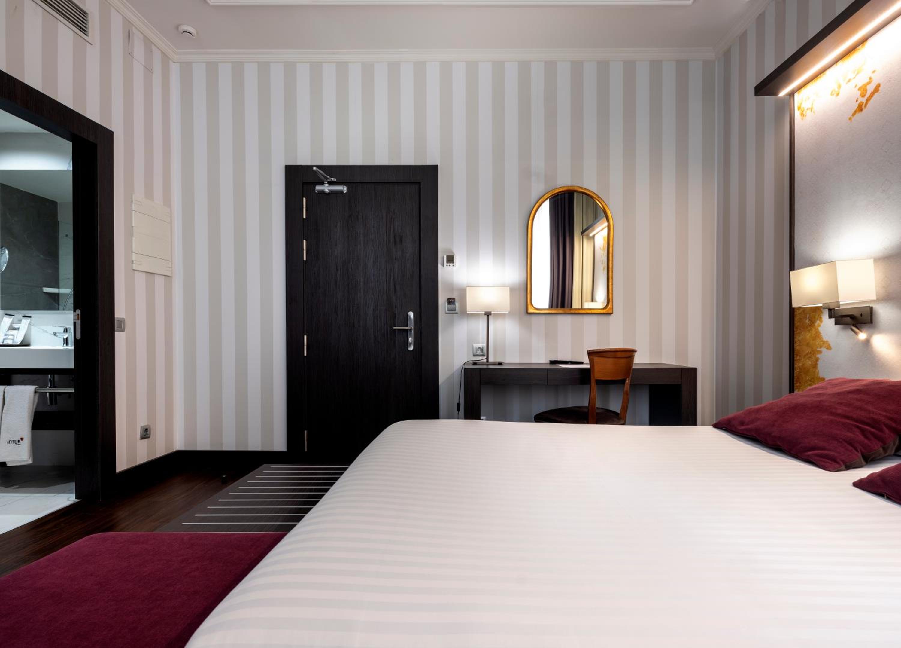 Standard Double Room - Photo 7