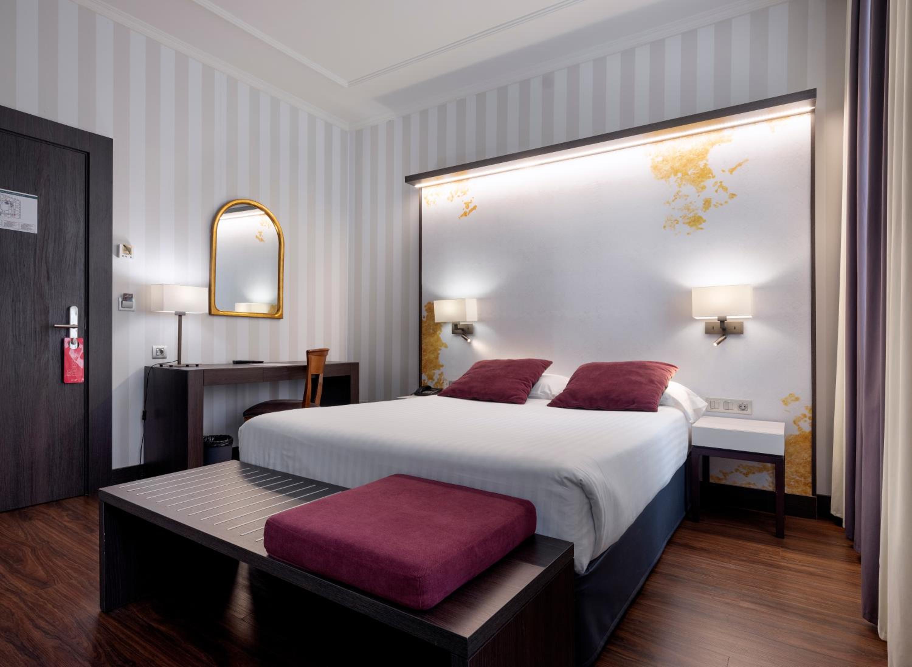 Standard Double Room - Photo 8