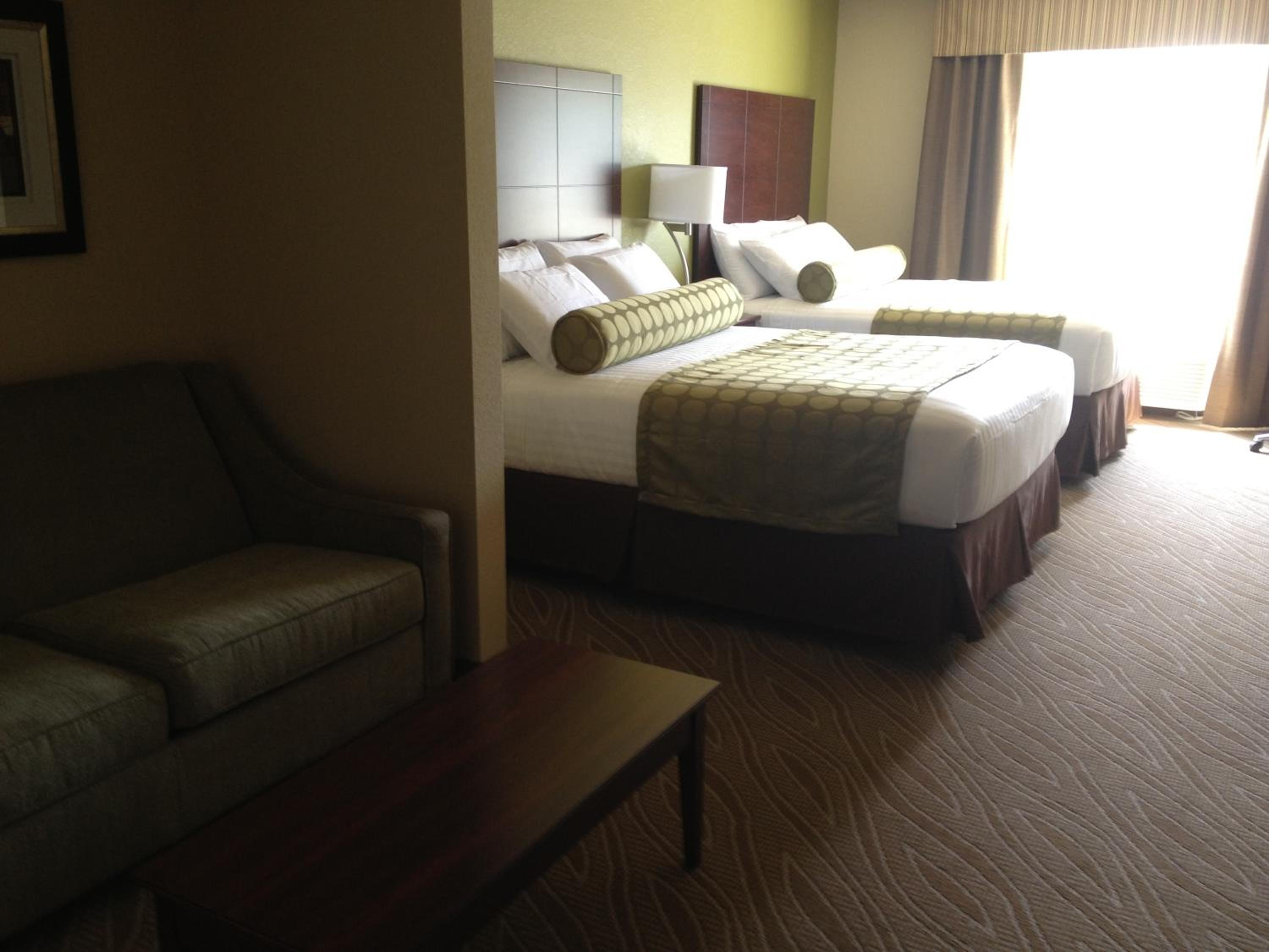 Deluxe Queen Suite