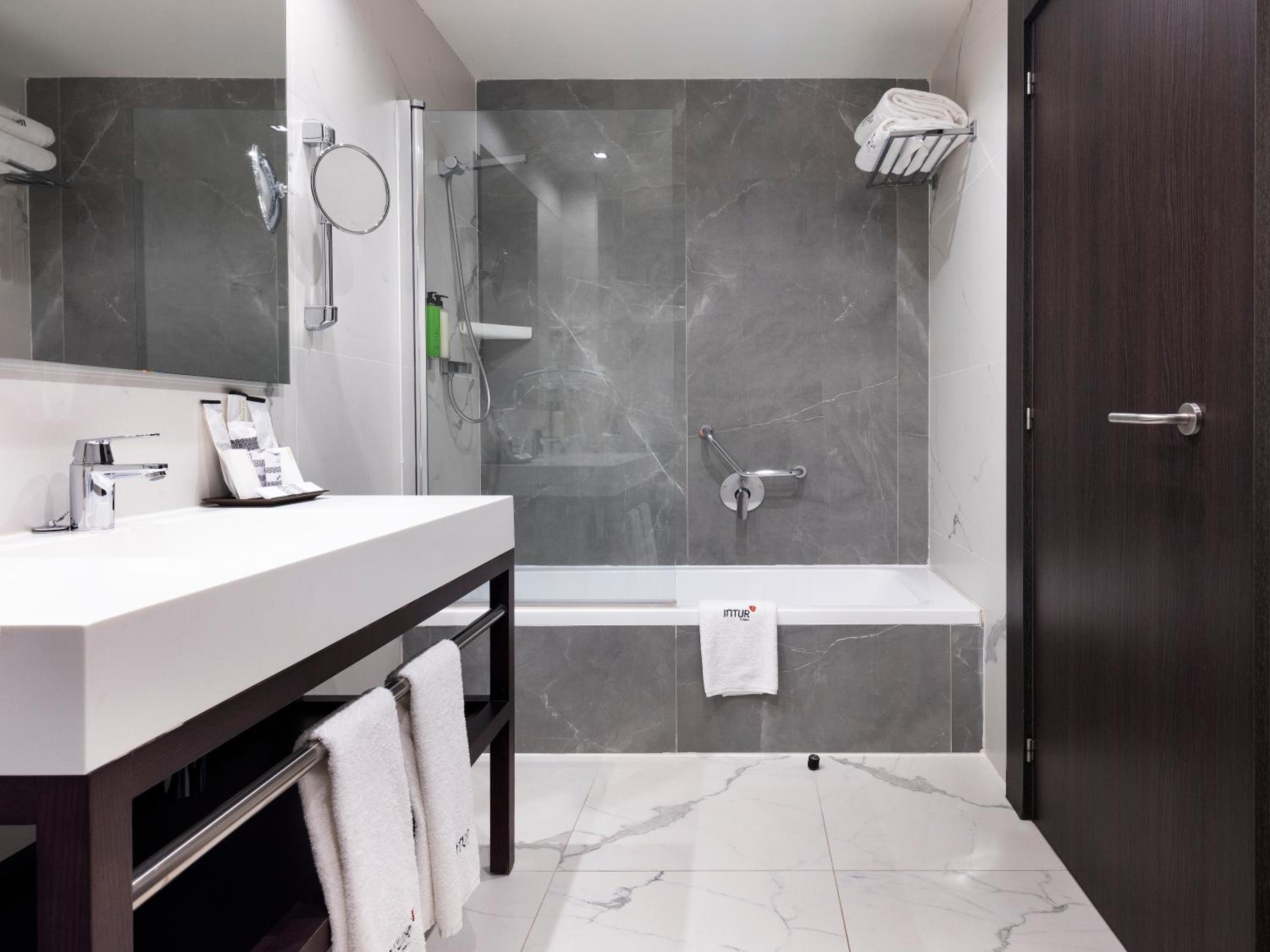 Double or Twin Room with Extra Bed photo 3