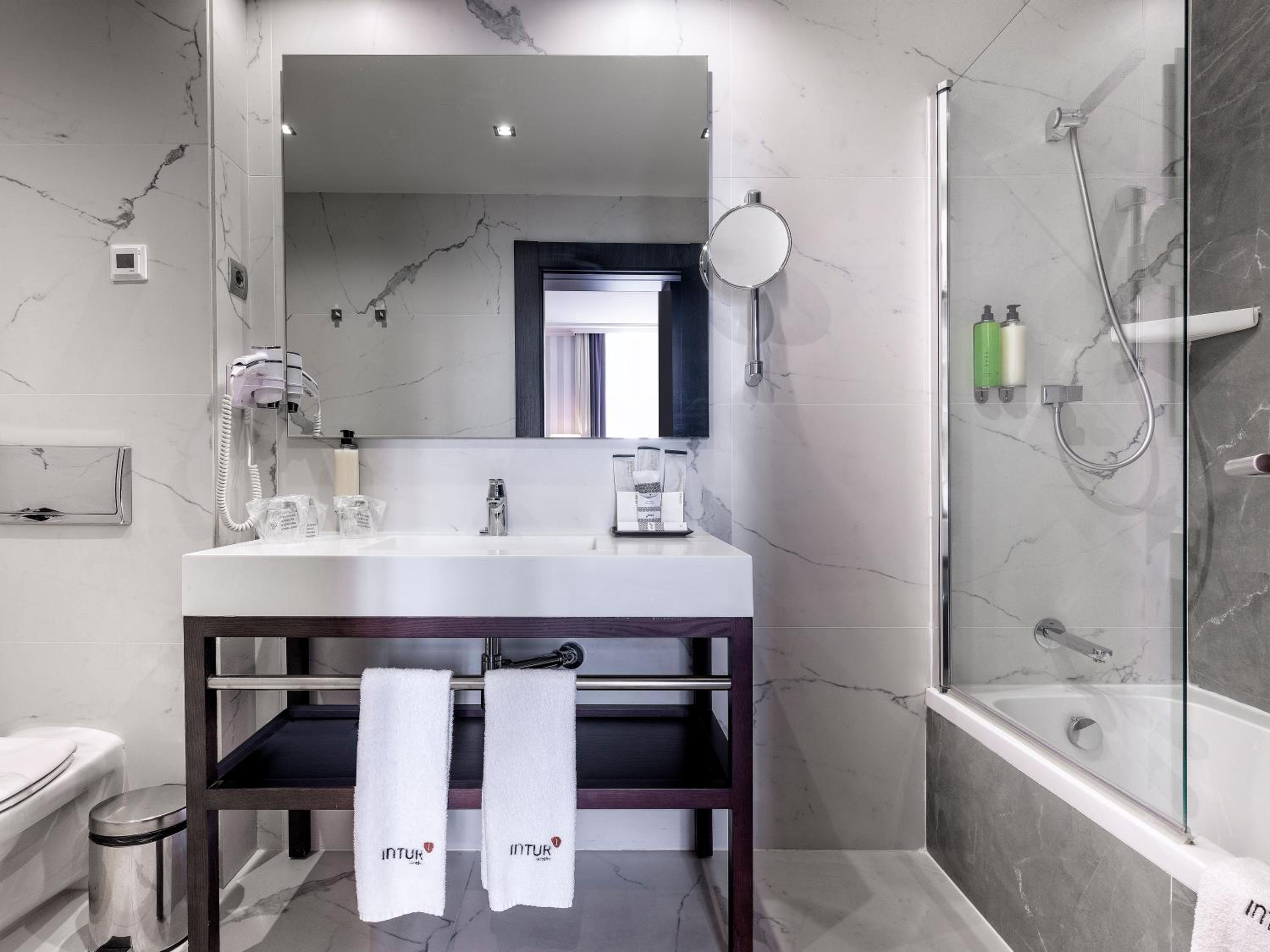 Double or Twin Room with Extra Bed photo 3