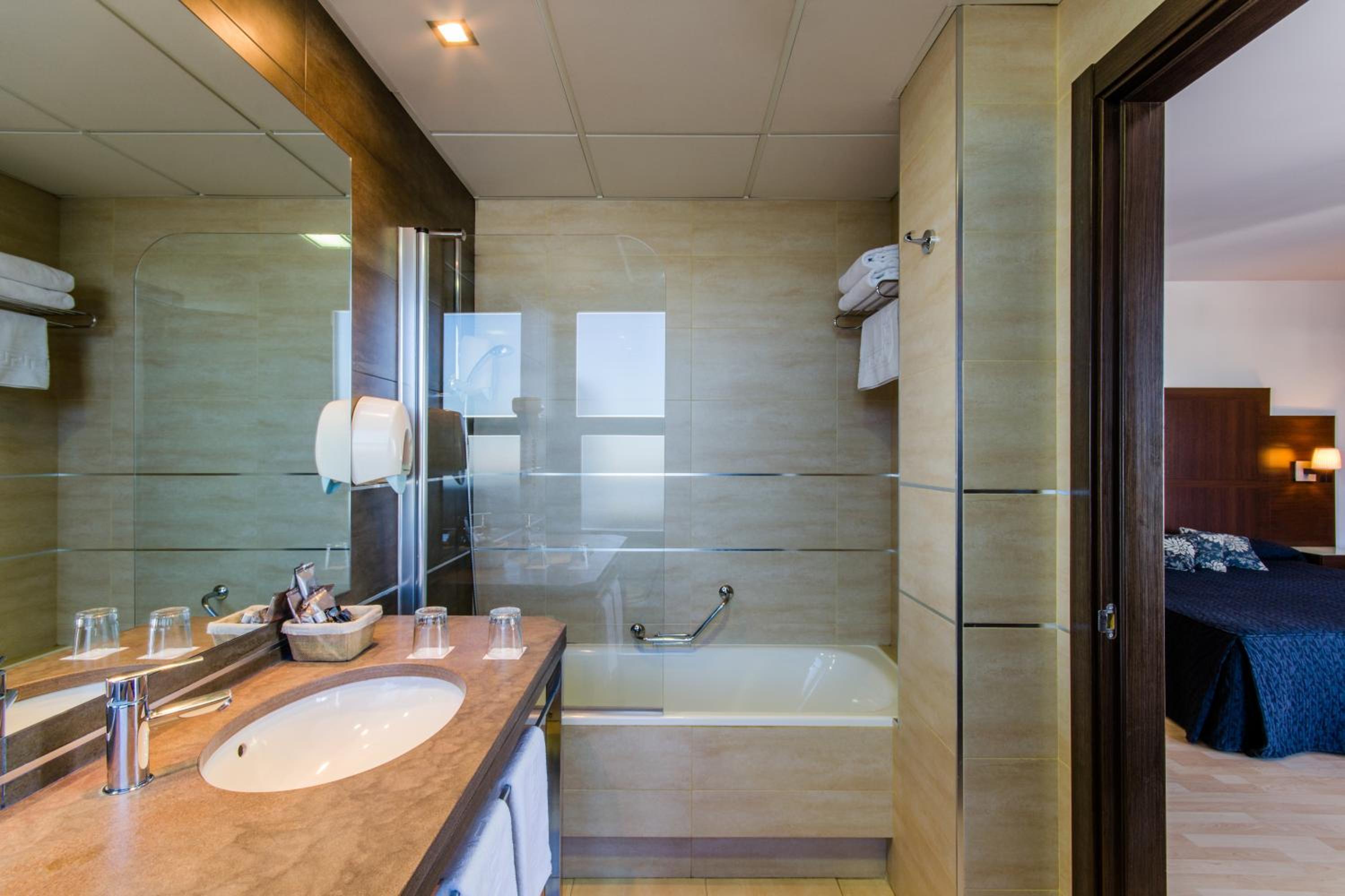 Twin Room - Photo 6
