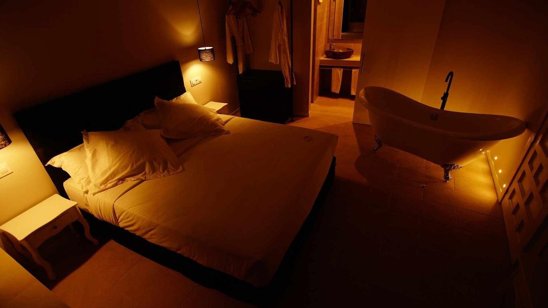 Deluxe Double Room with Bath - Photo 10