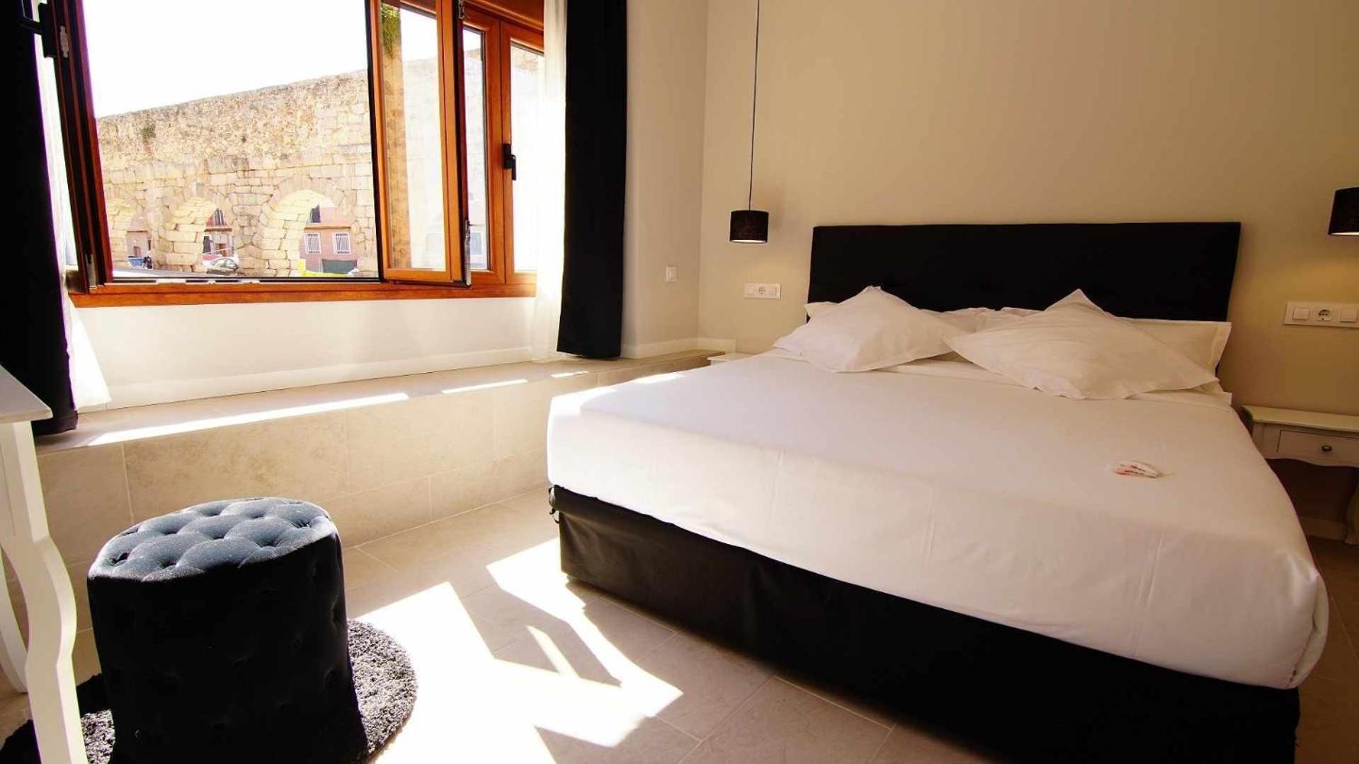 Deluxe Double Room with Bath - Photo 19
