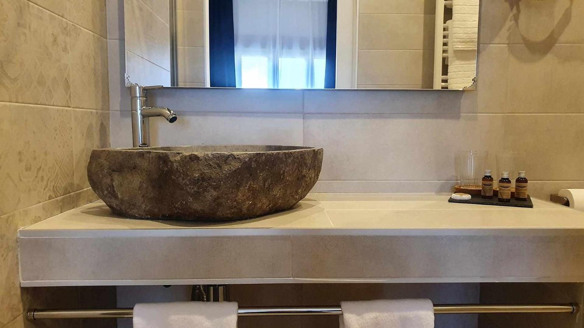 Deluxe Double Room with Bath - Photo 22