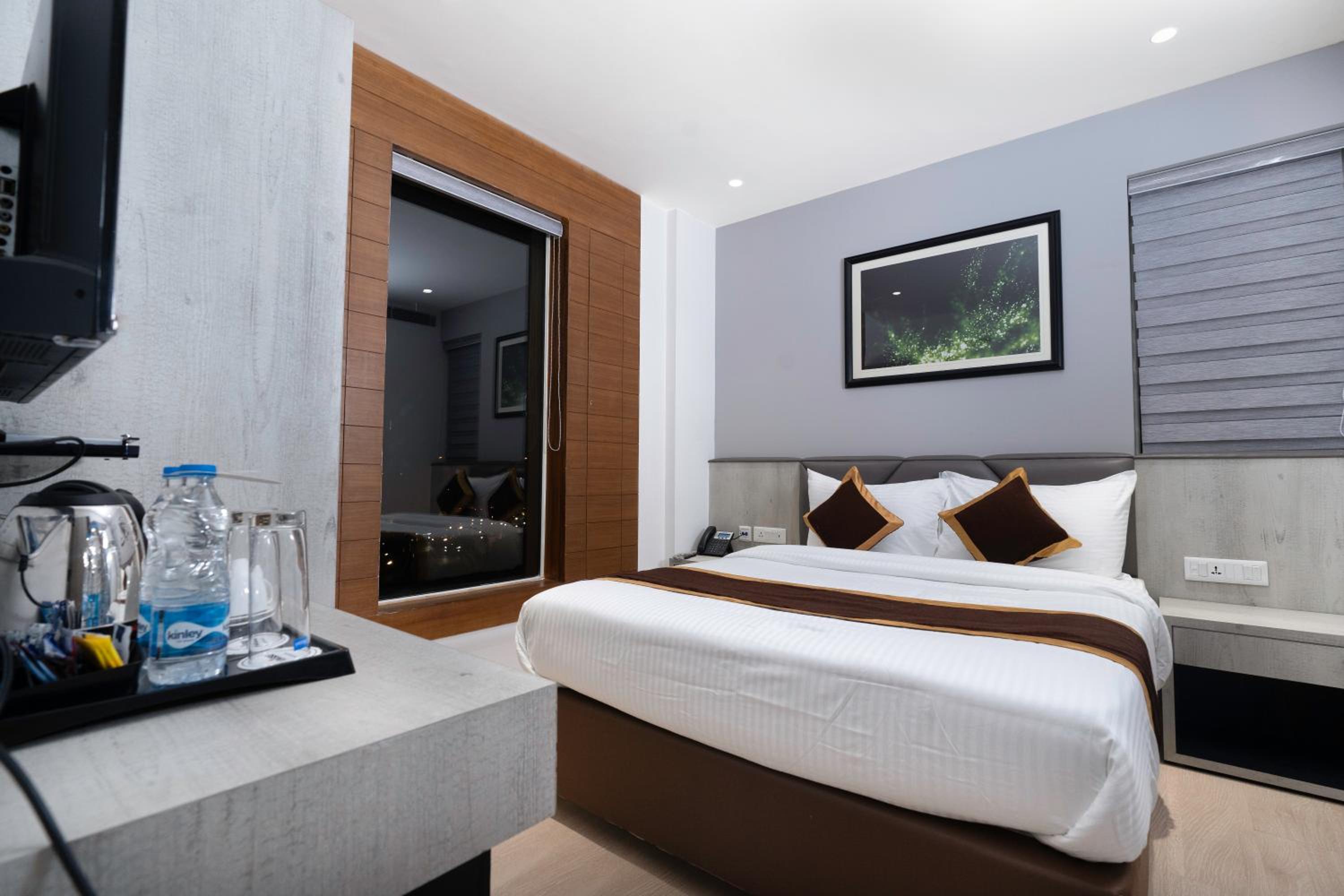 Deluxe Room - Photo 5