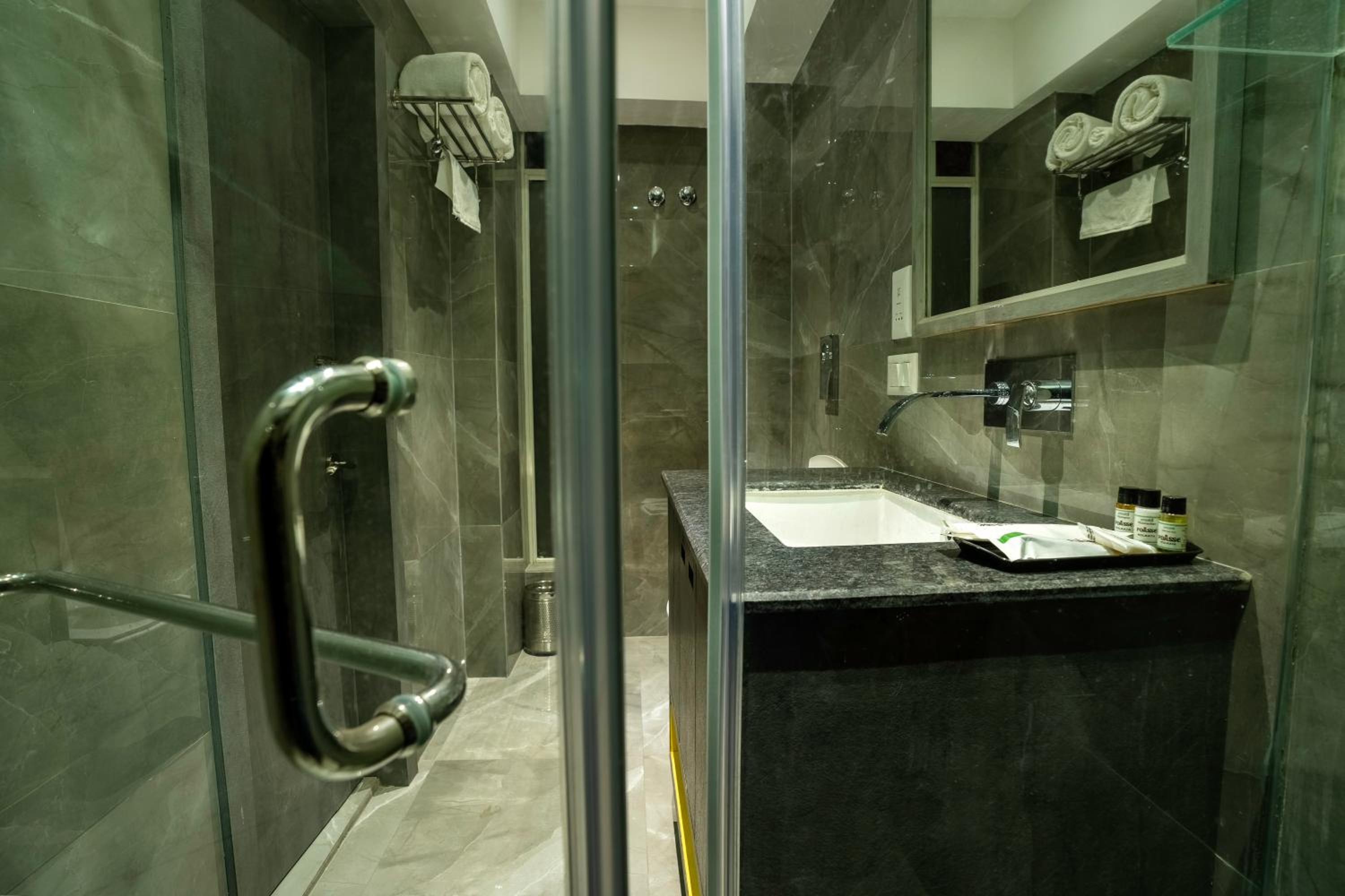 Standard Double Room - Photo 11