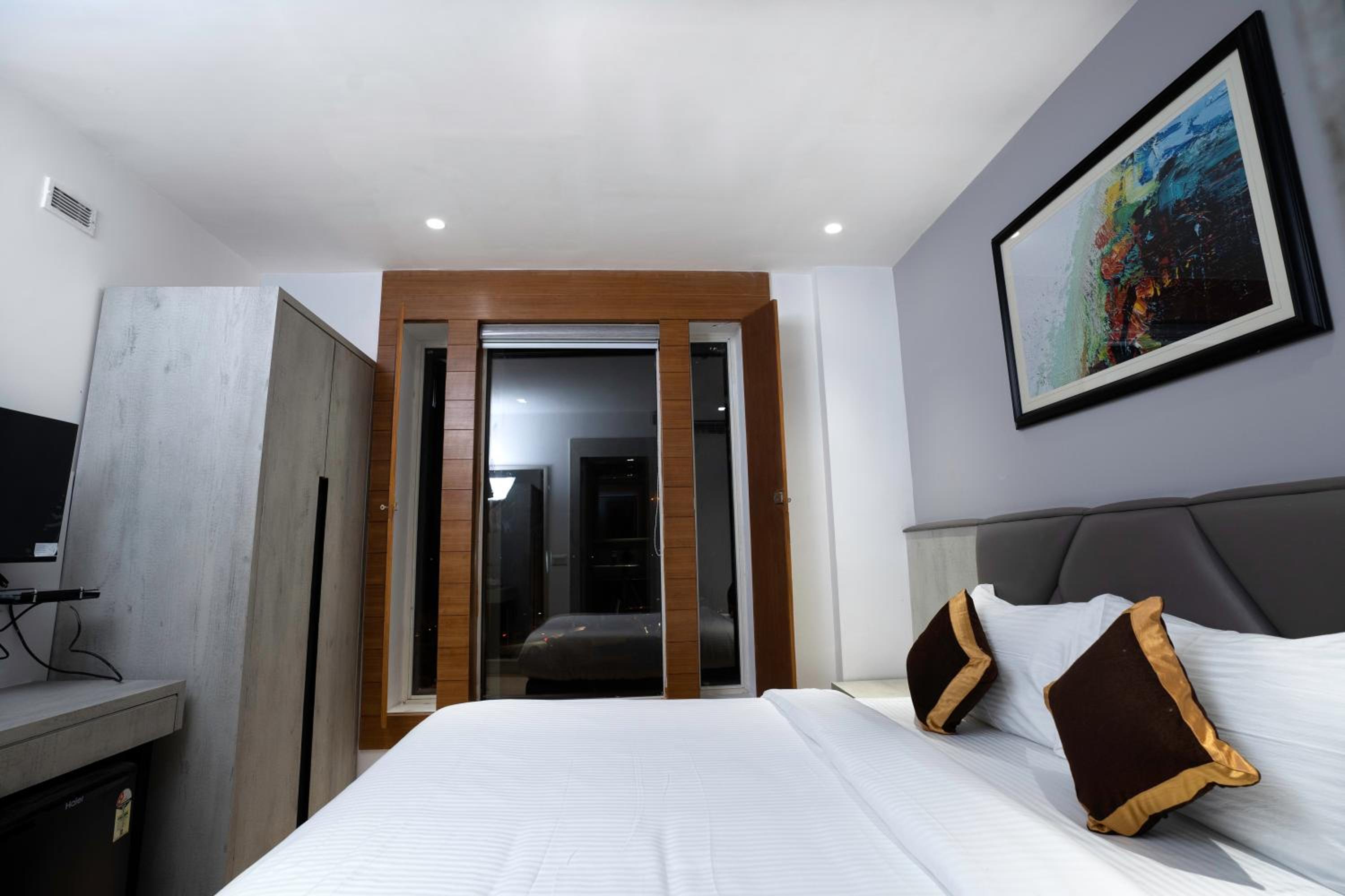 Deluxe Room - Photo 6