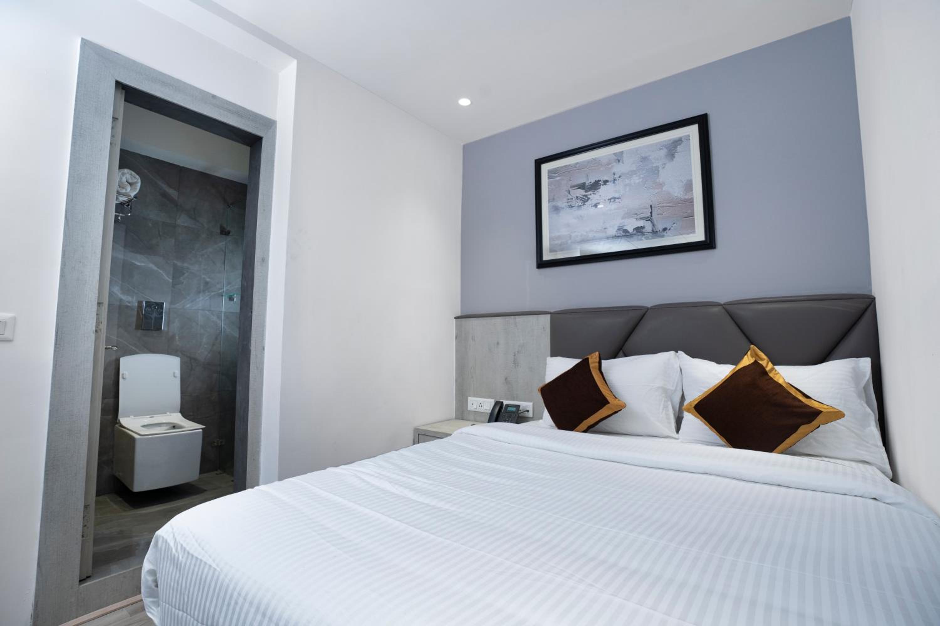Standard Double Room - Photo 8