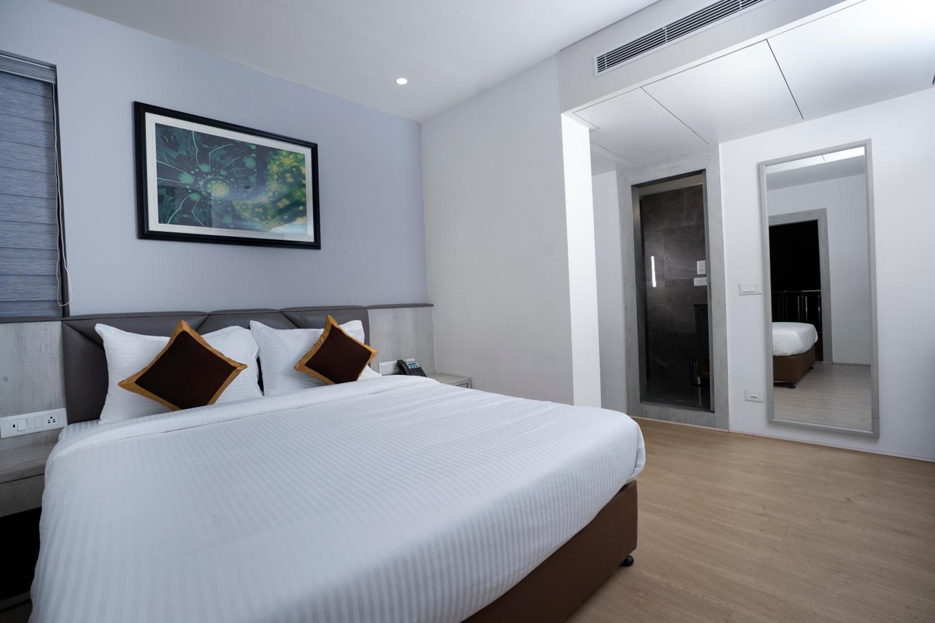 King Room with Balcony - Photo 6