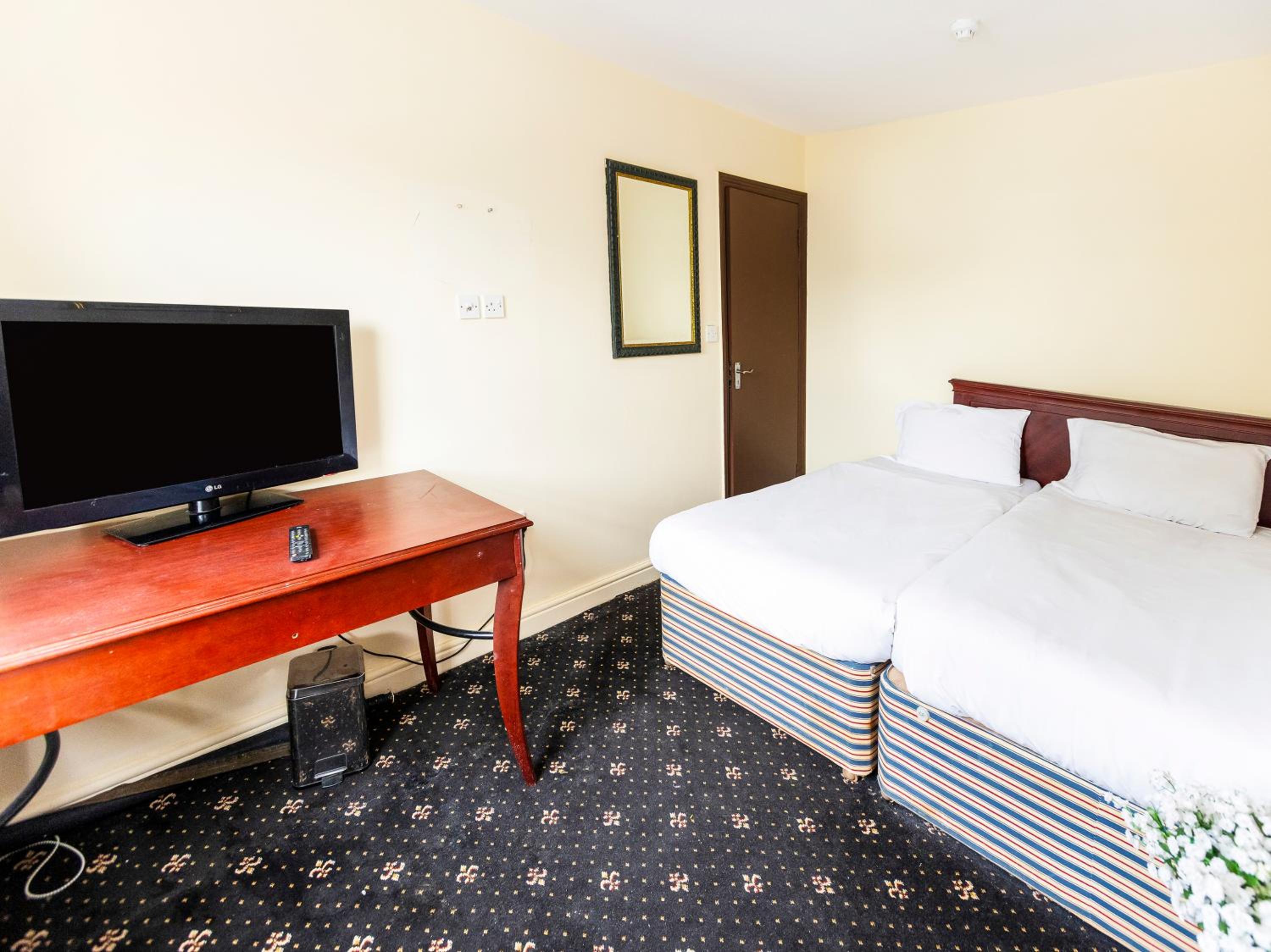 Standard Twin Room with Shared Bathroom photo 3