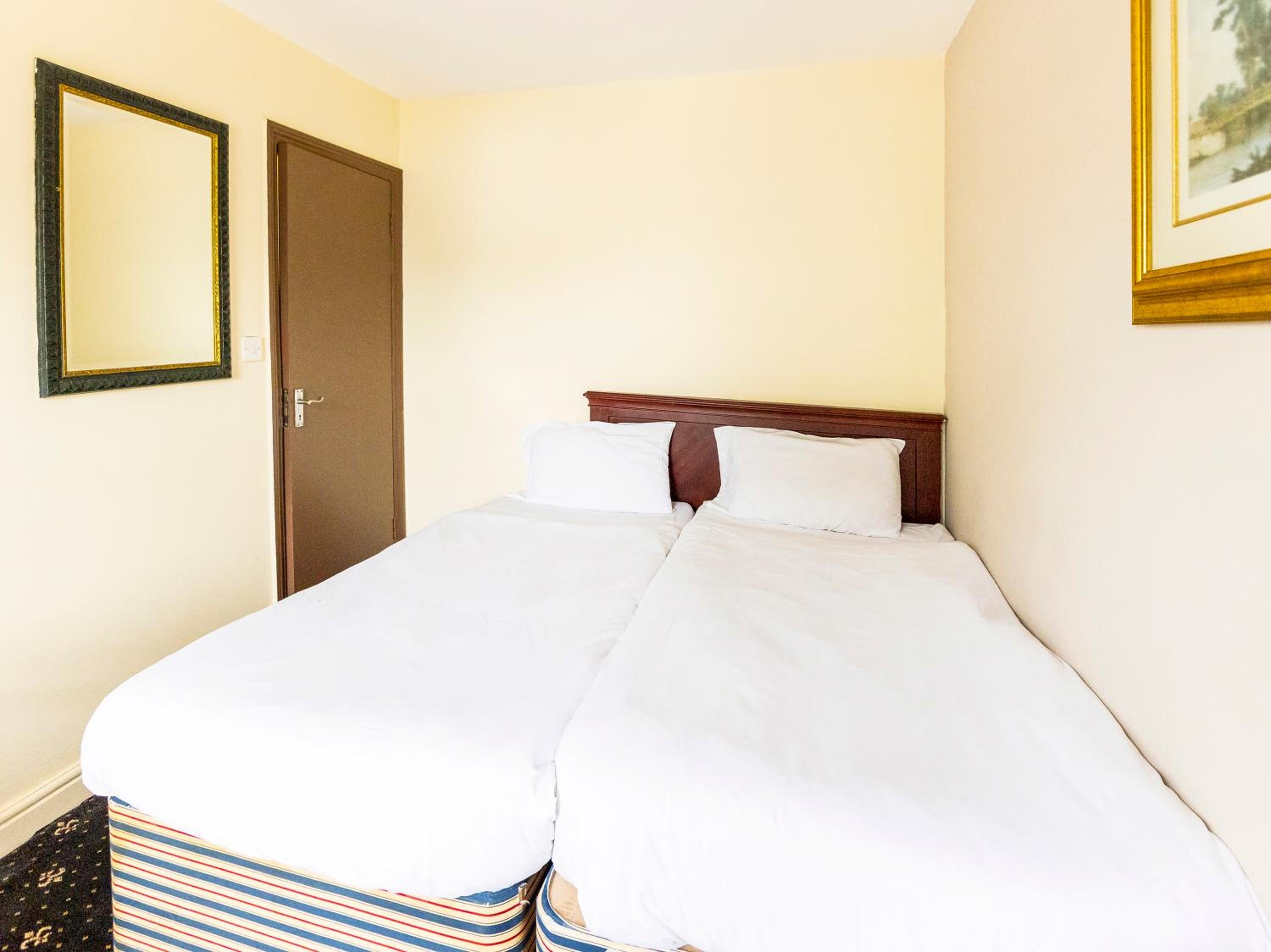 Standard Twin Room with Shared Bathroom photo 2