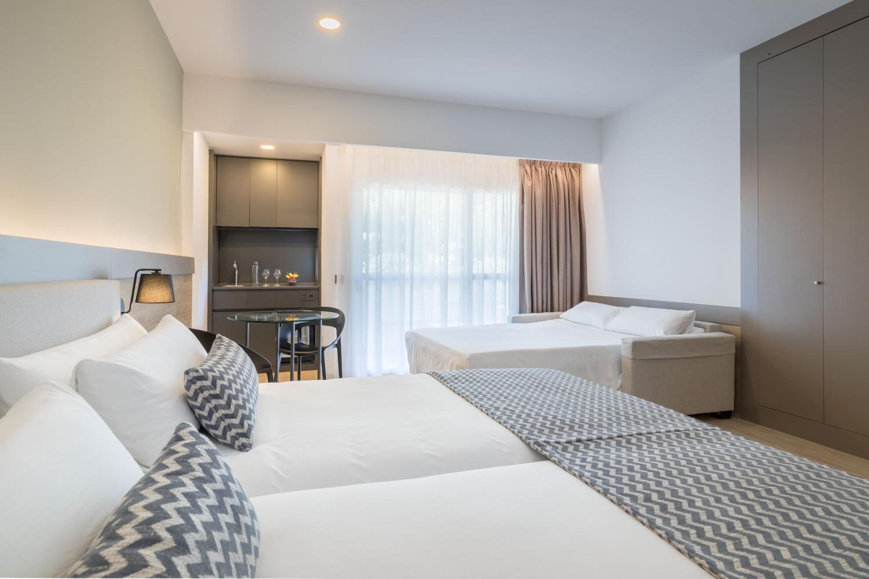 Superior Triple Room (3 Adults) - Photo 4