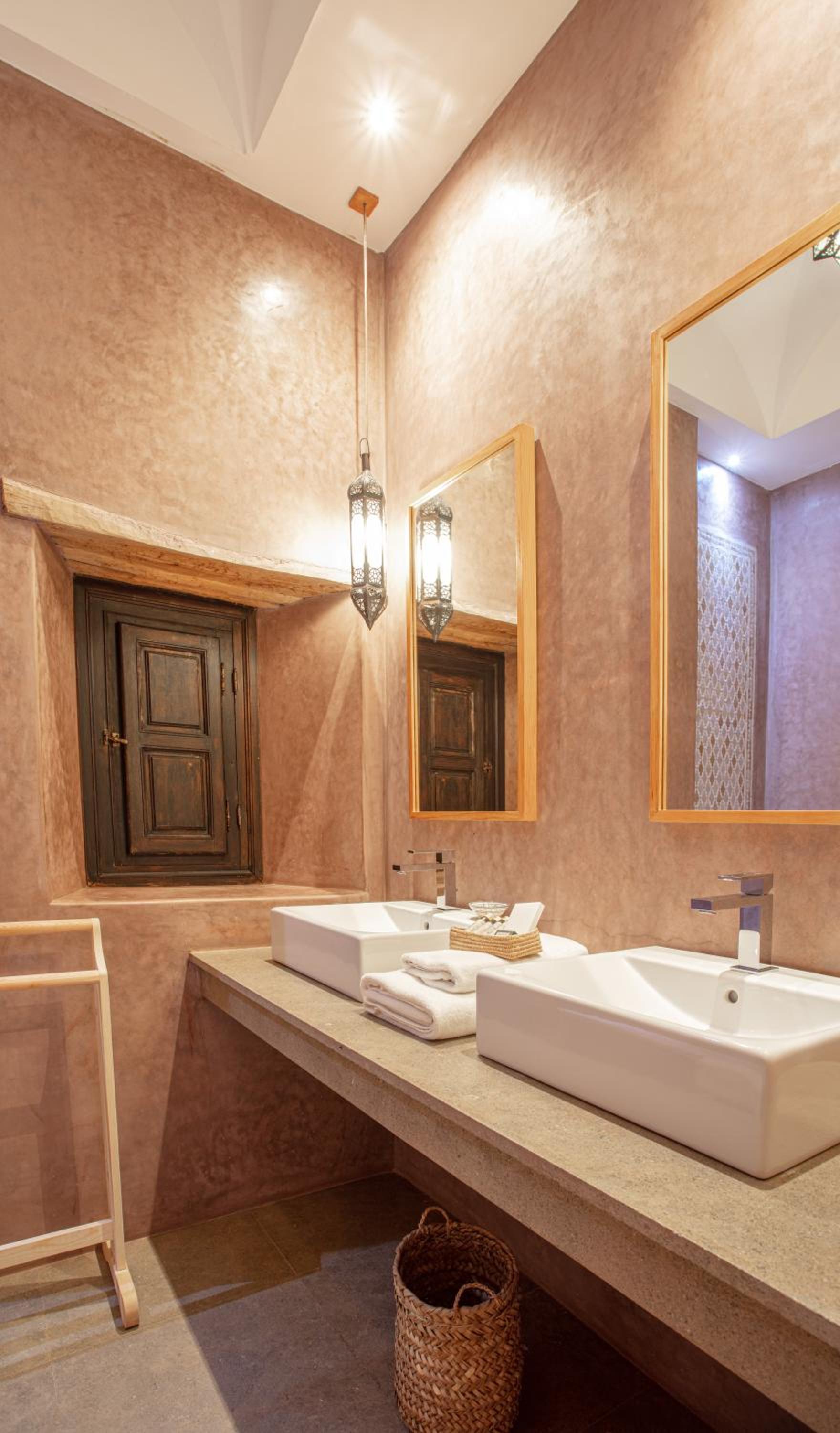 Suite with Balcony - Photo 4