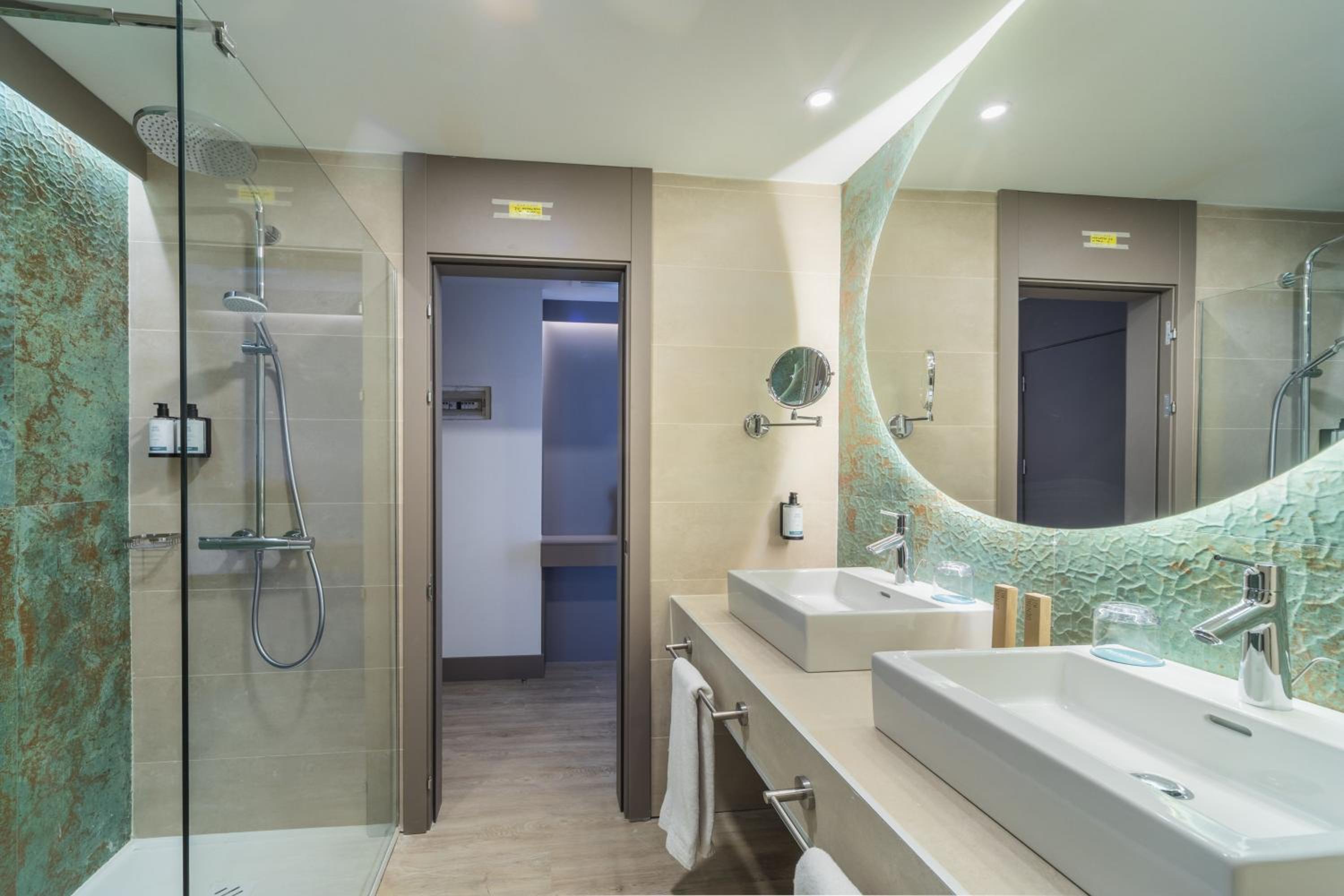Superior Triple Room (3 Adults) - Photo 9