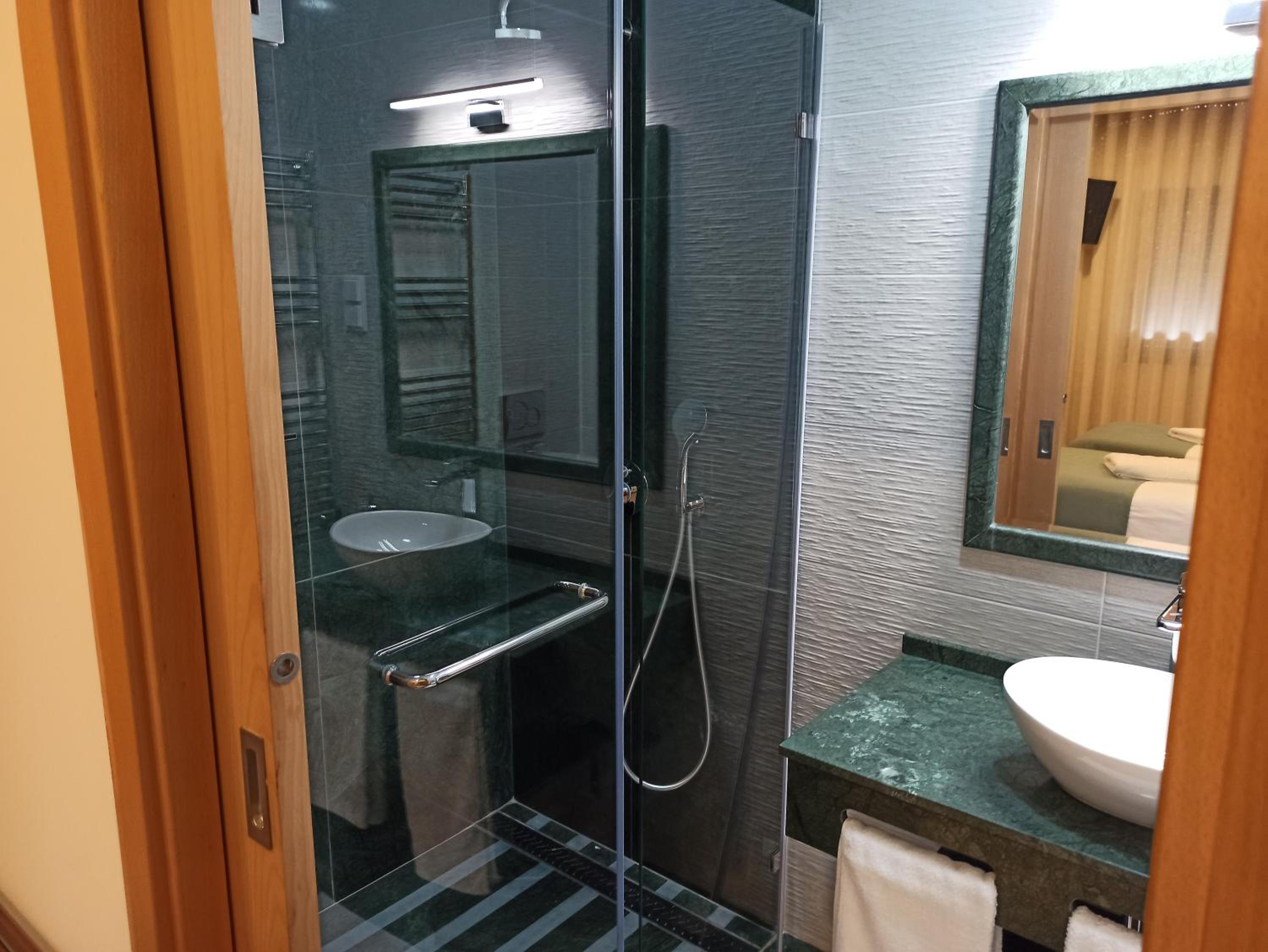 Double Room with Private Bathroom - Photo 3