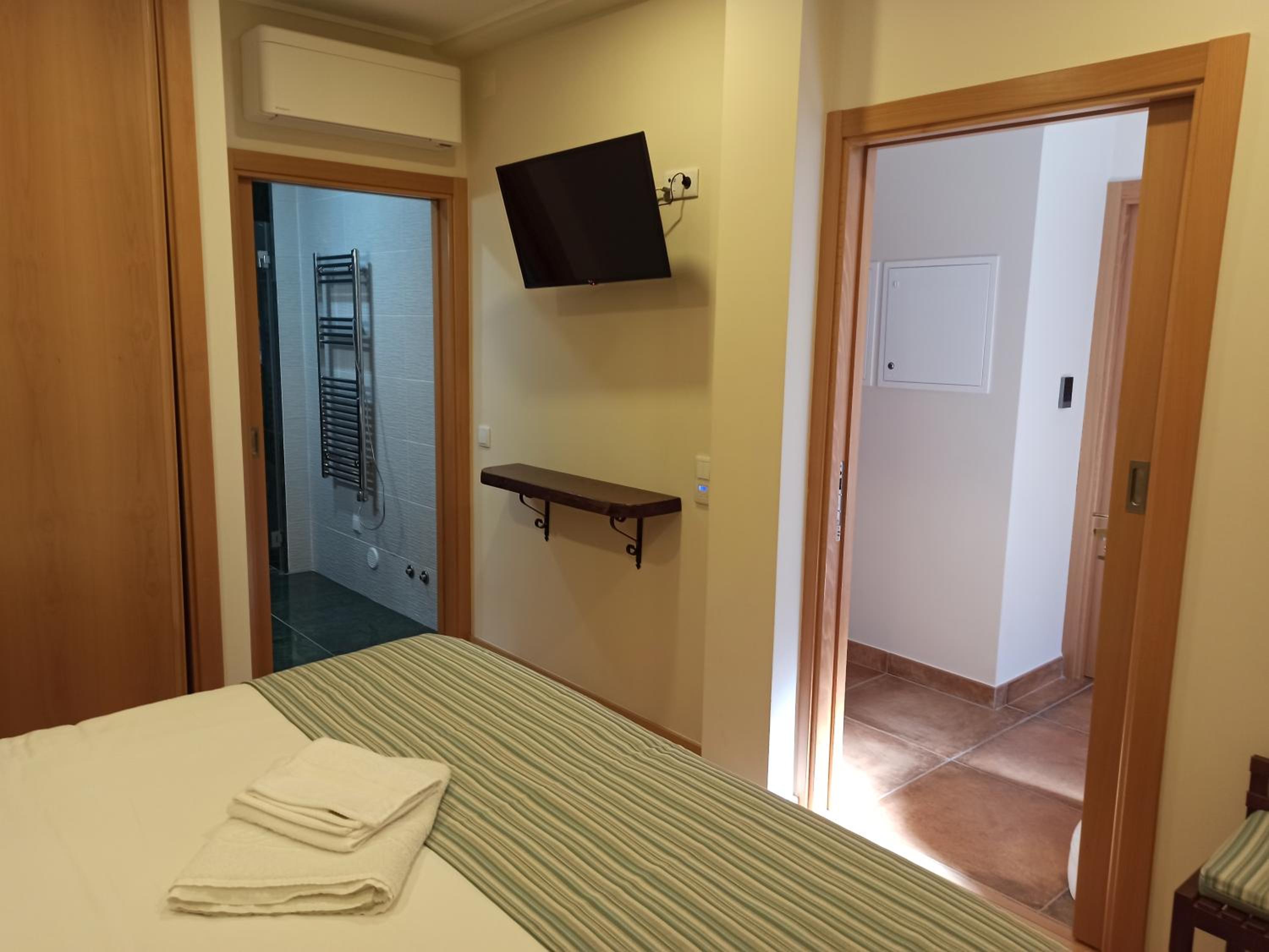 Double Room with Private Bathroom photo 3