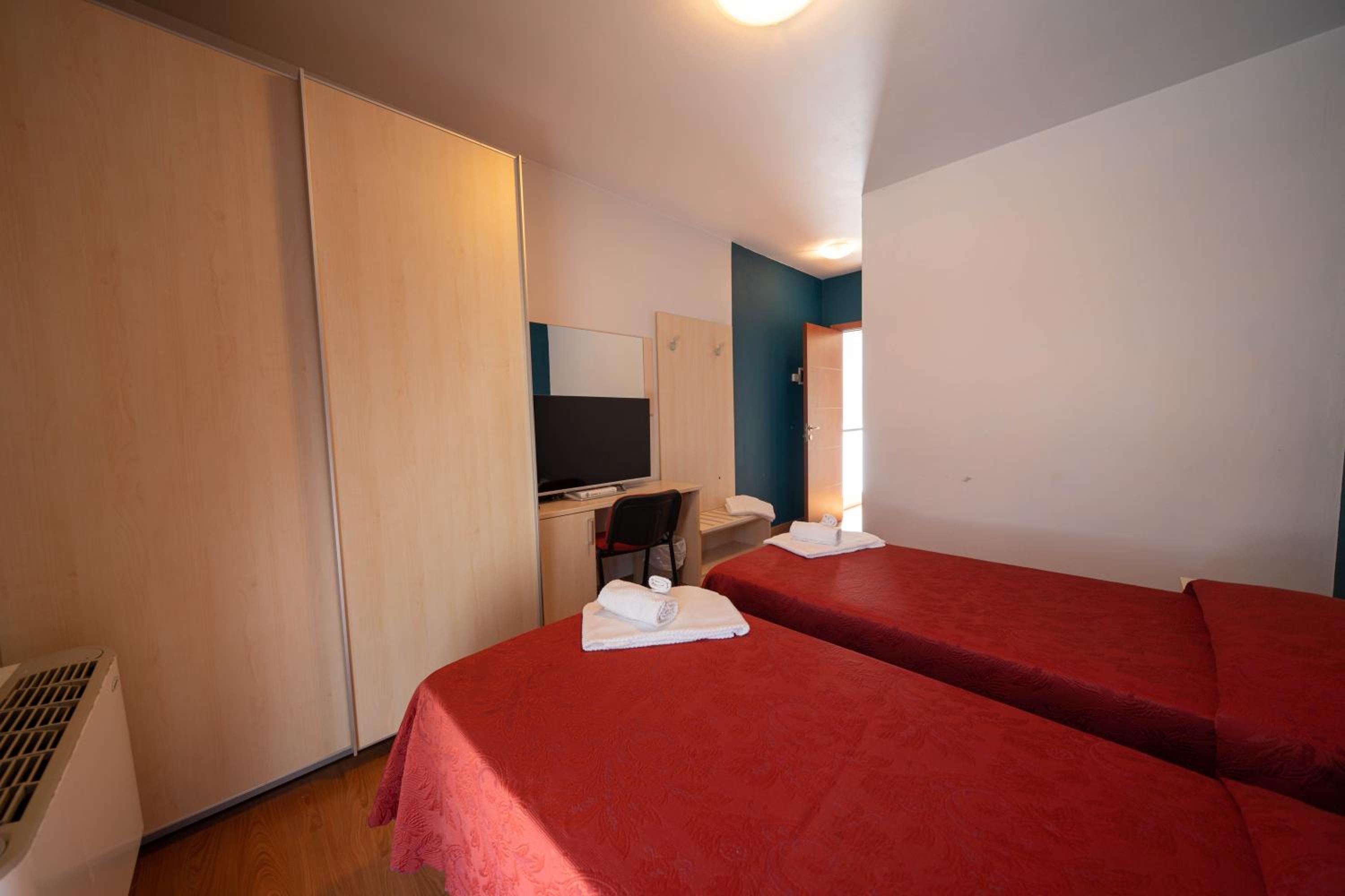 Standard Twin Room - Photo 1
