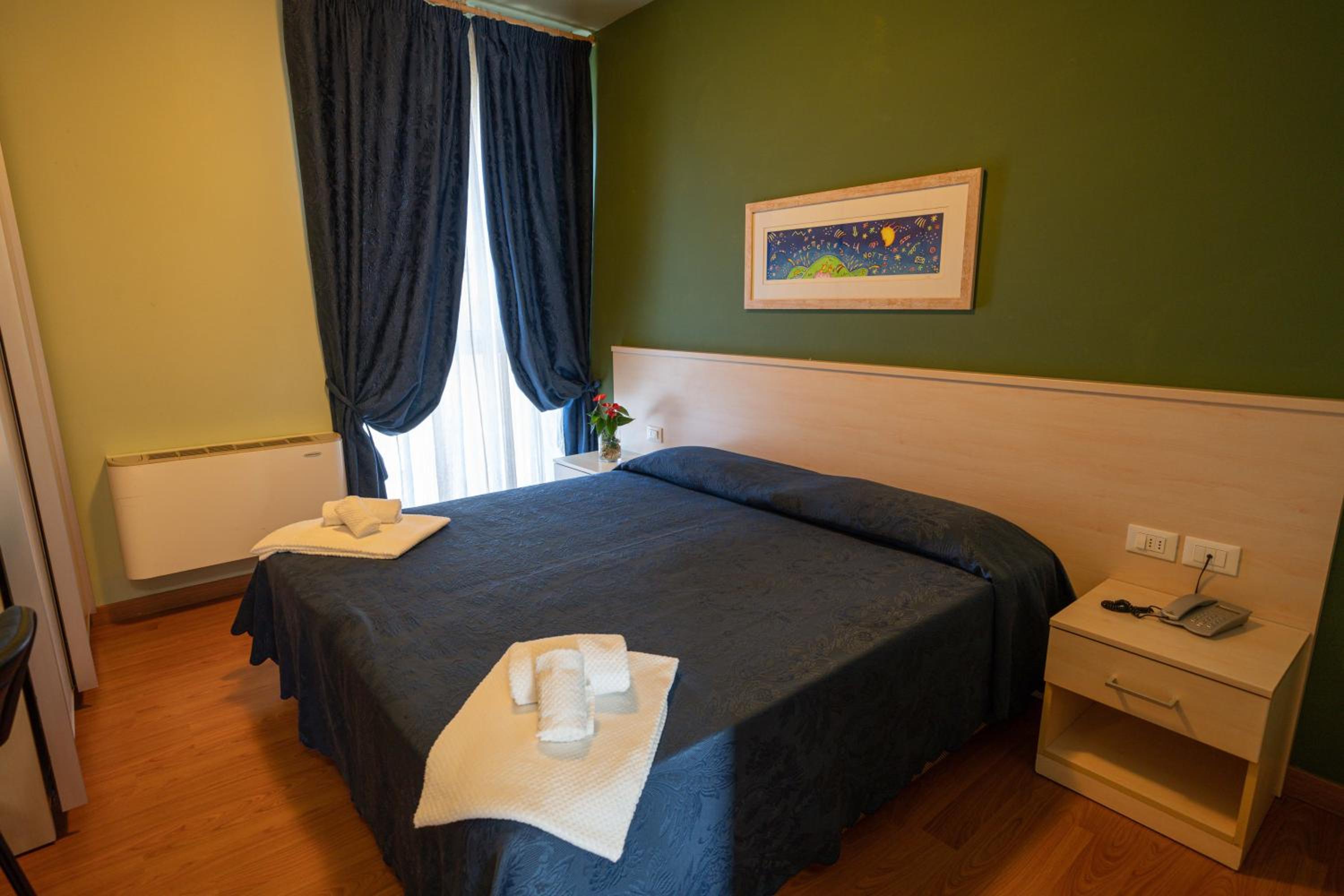 Standard Double Room - Photo 11