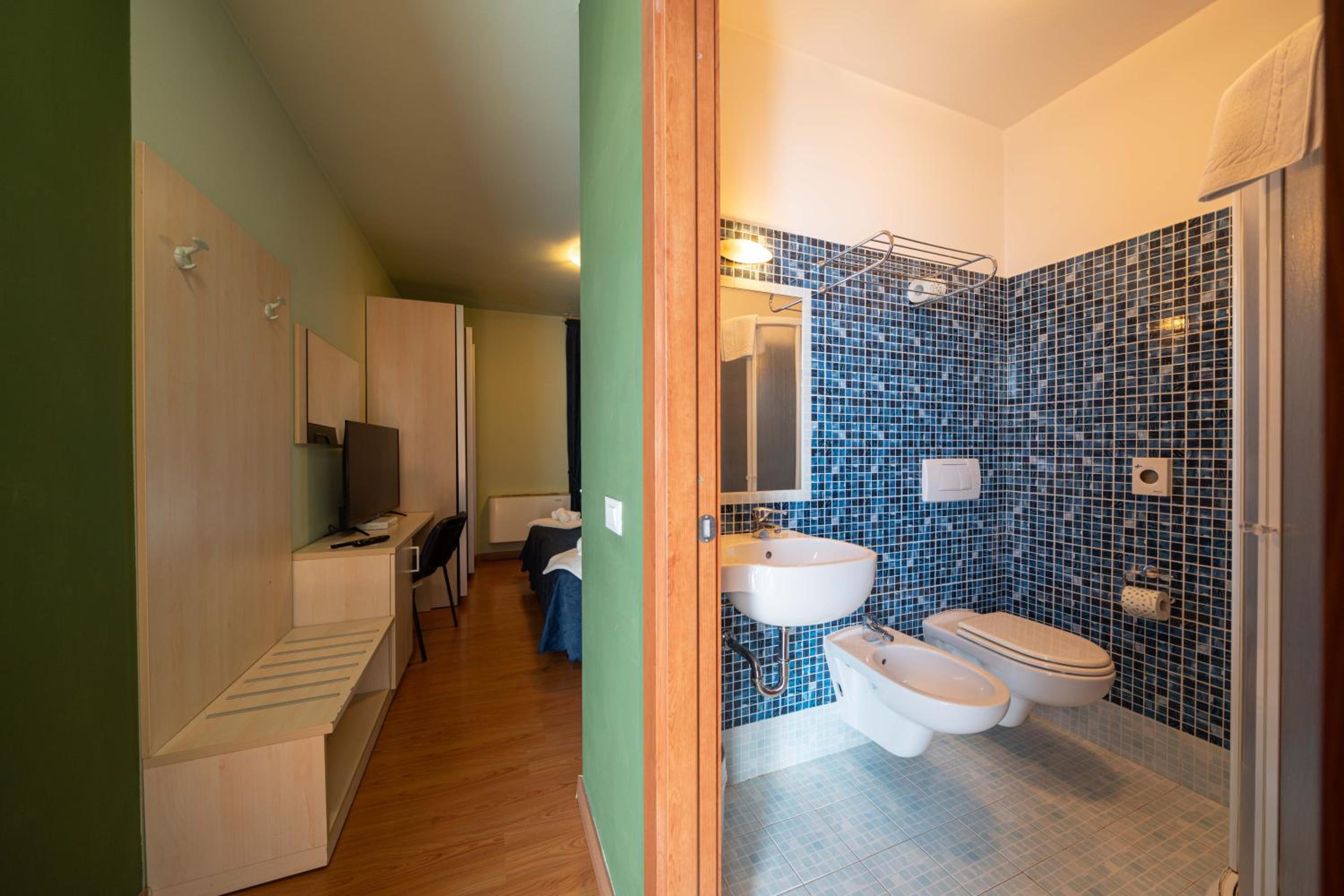 Standard Double Room - Photo 10