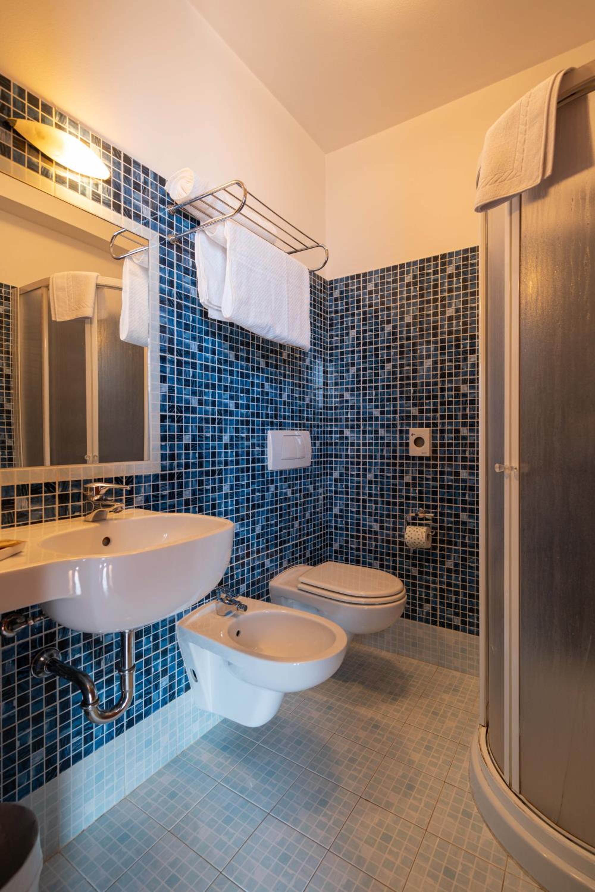 Standard Twin Room - Photo 14