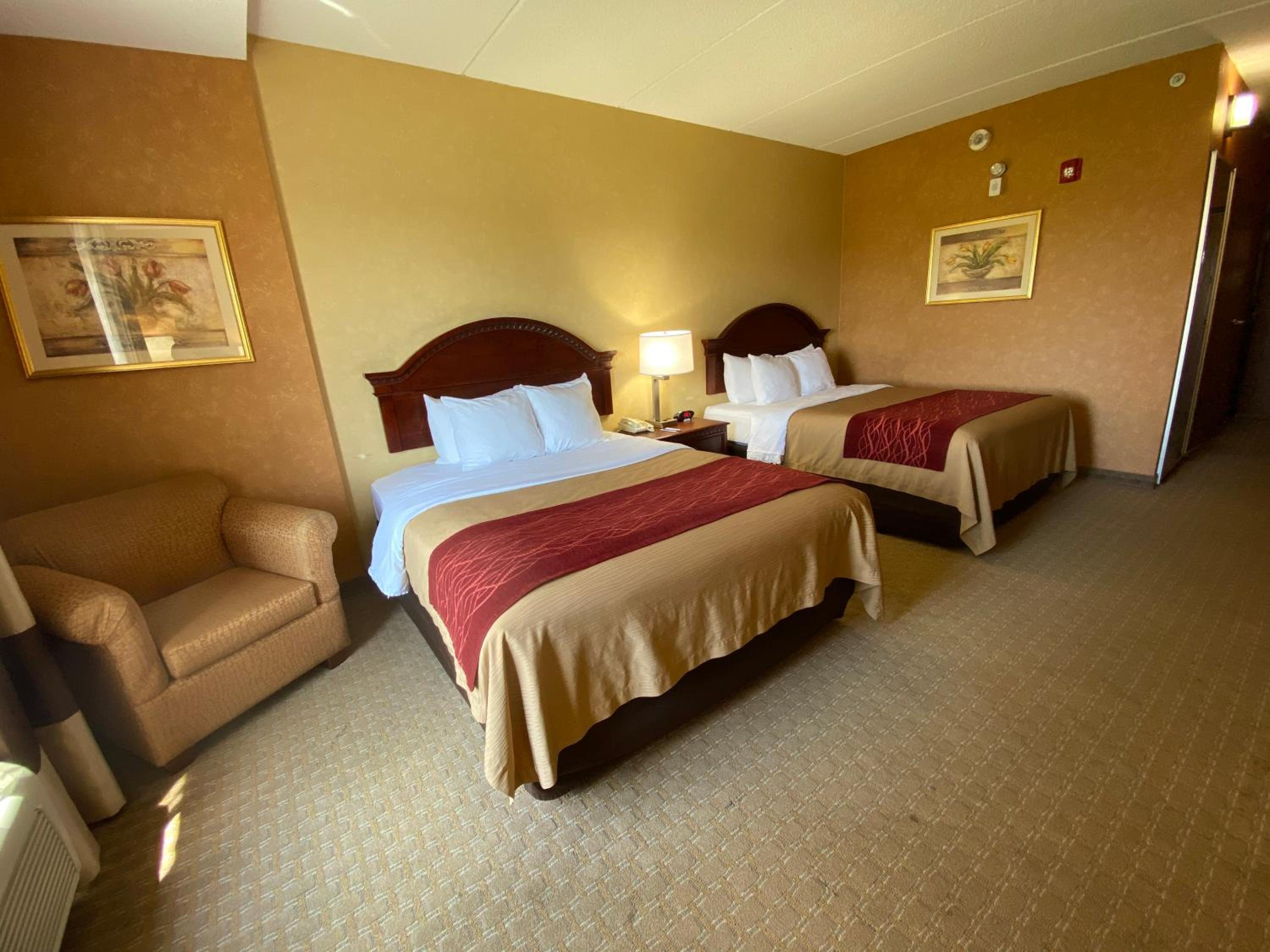 Queen Room with Two Queen Beds - Non-Smoking - Photo 1