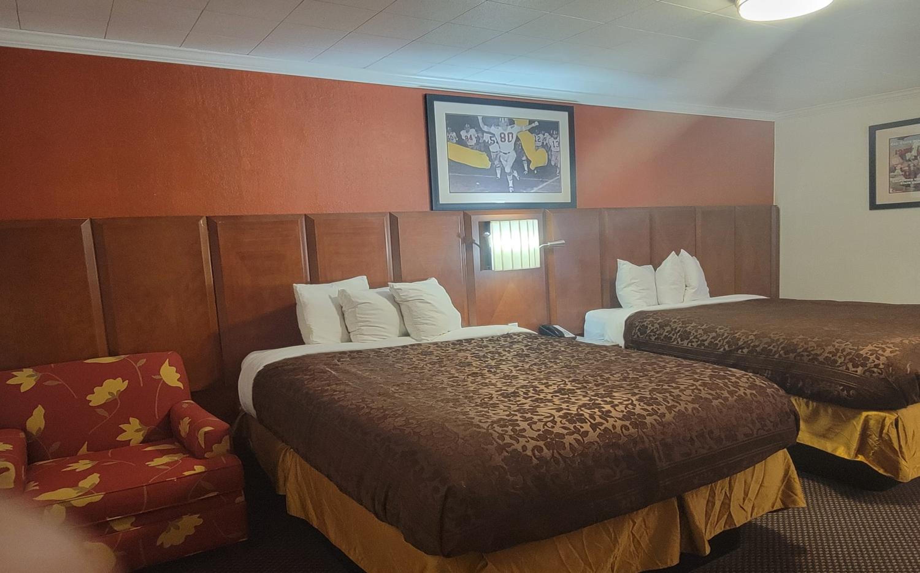 Queen Room with Two Queen Beds - Non-Pet Friendly photo 3