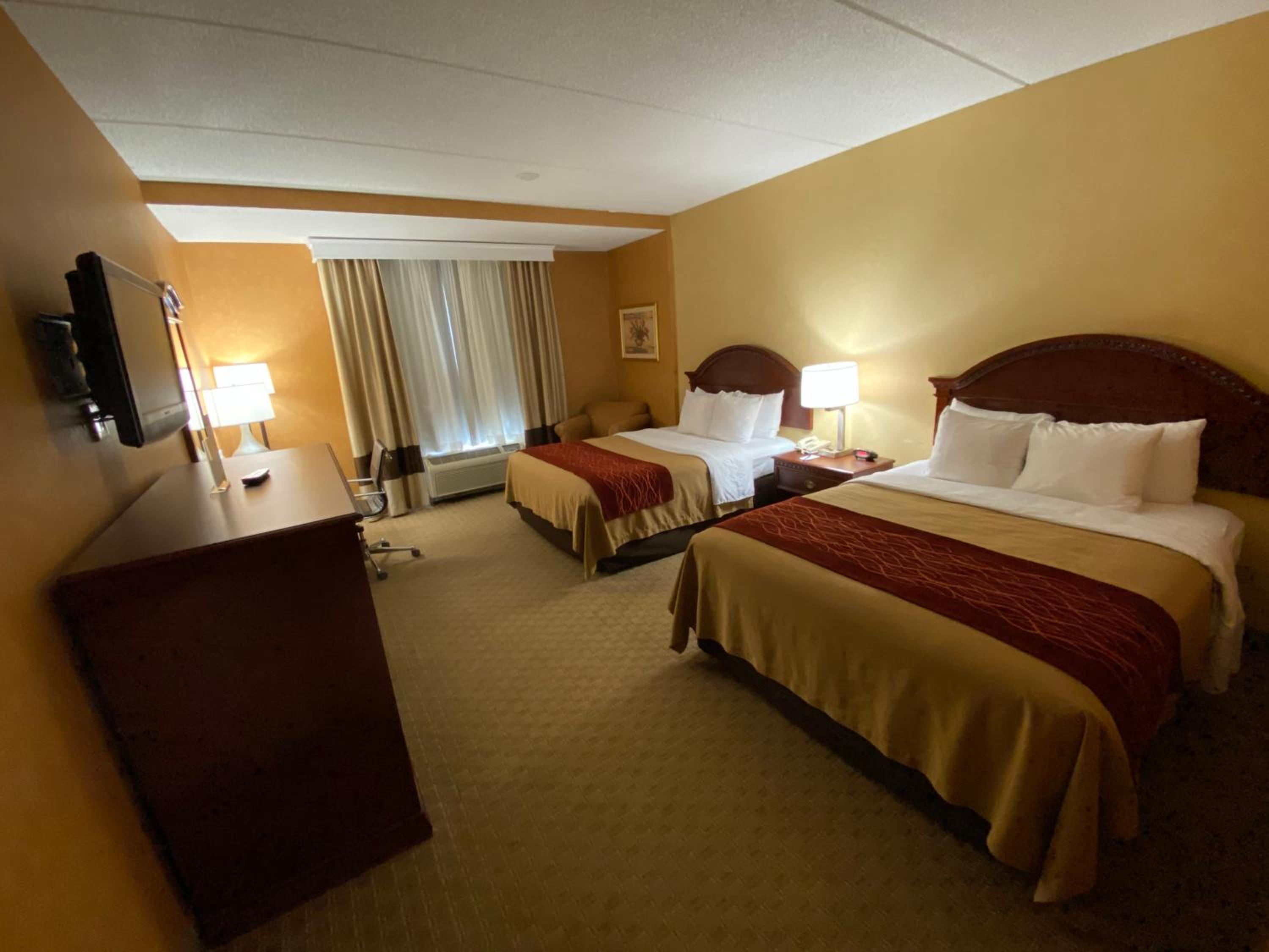 Queen Room with Two Queen Beds - Non-Smoking - Photo 4
