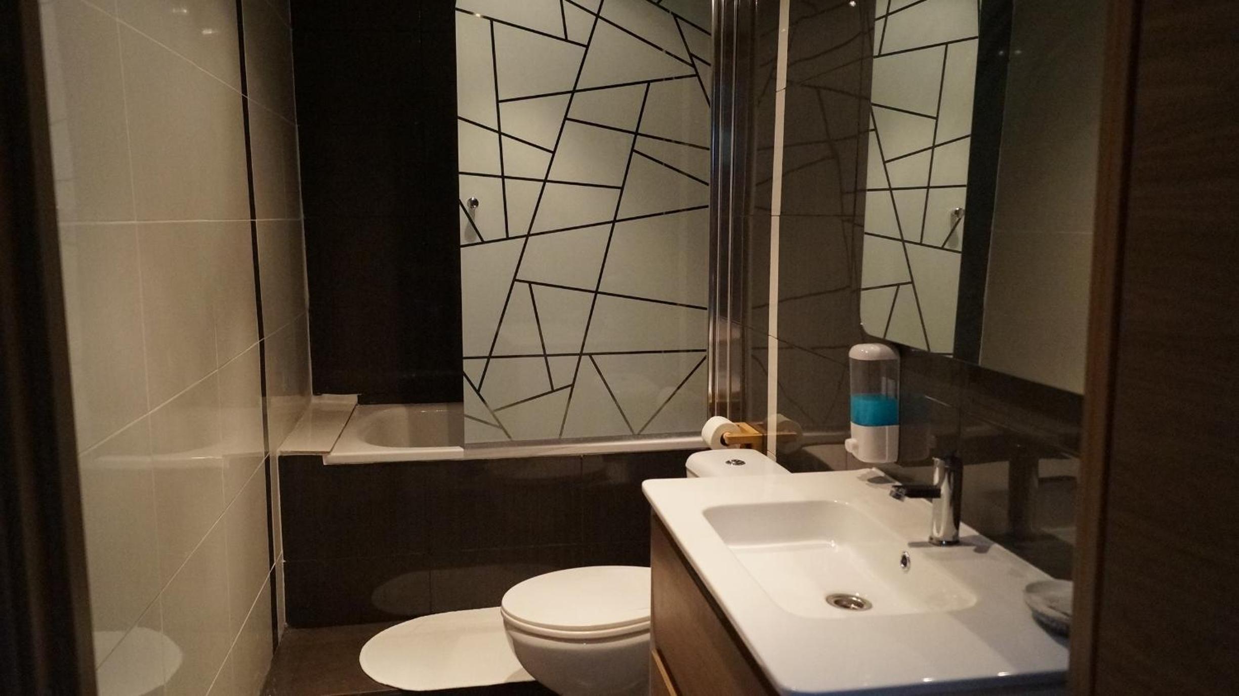 Quadruple Room with Private Bathroom photo 3