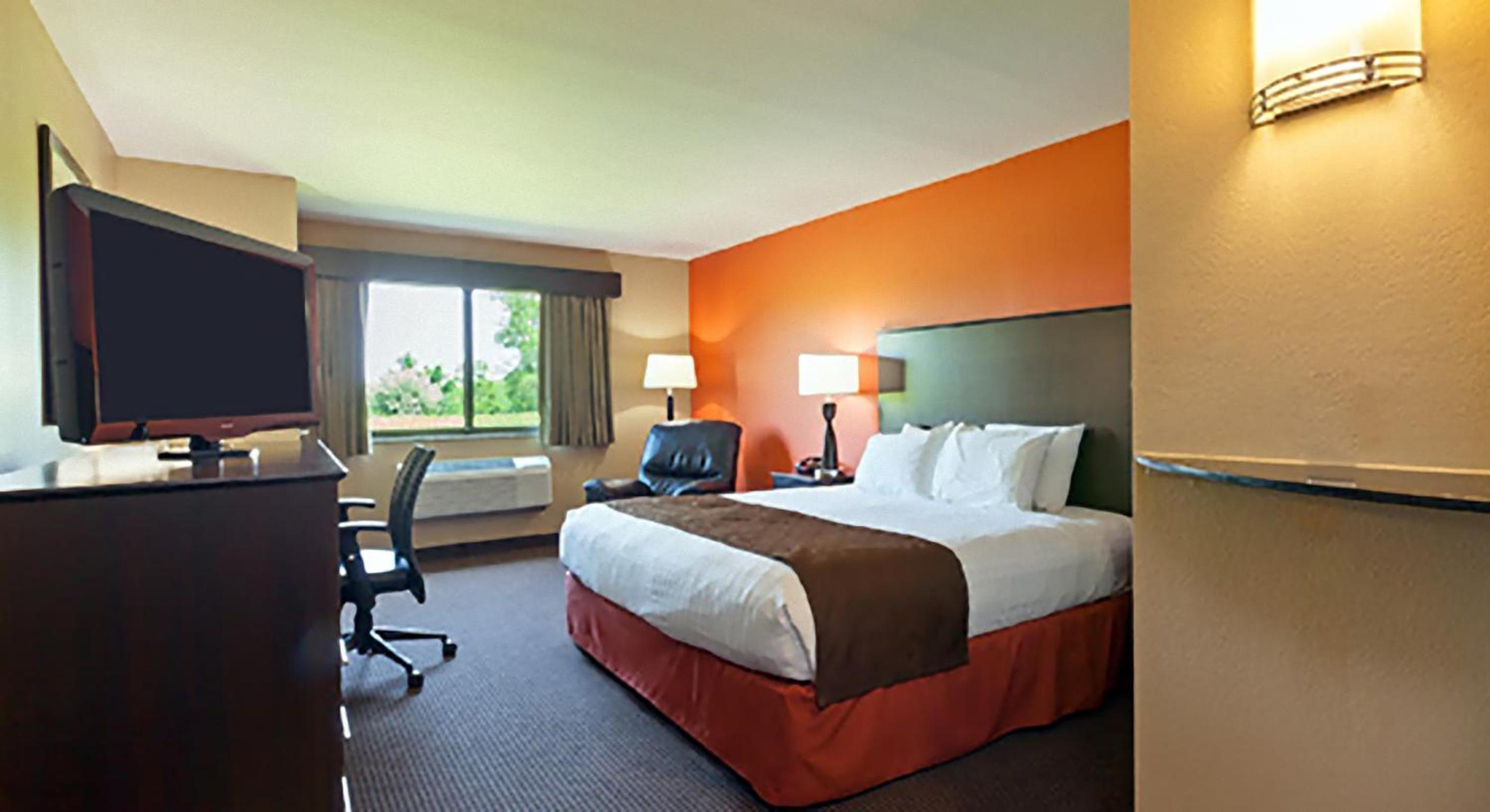 Deluxe King Room - Mobility Access/Non-Smoking photo 2