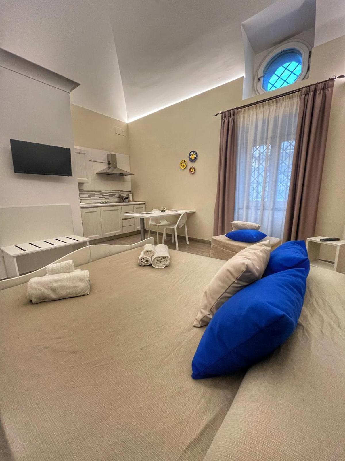 Double Room with Private Bathroom - Photo 22