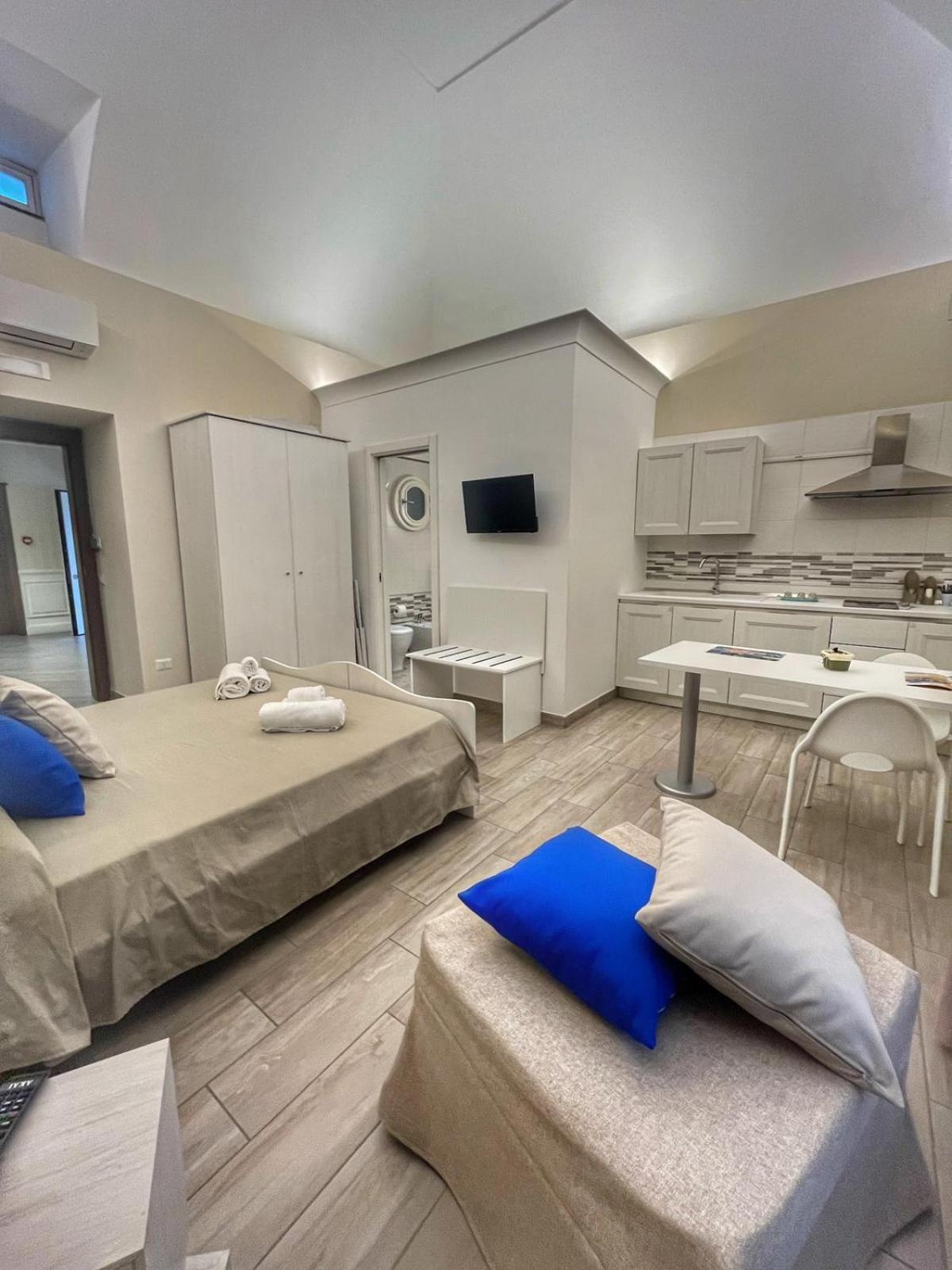 Double Room with Private Bathroom - Photo 23