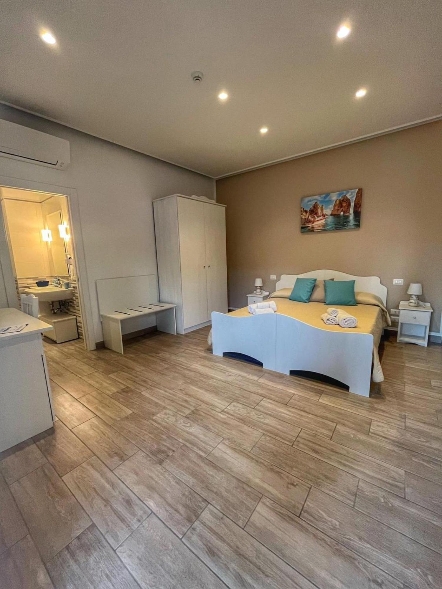 Double Room with Private Bathroom - Photo 24
