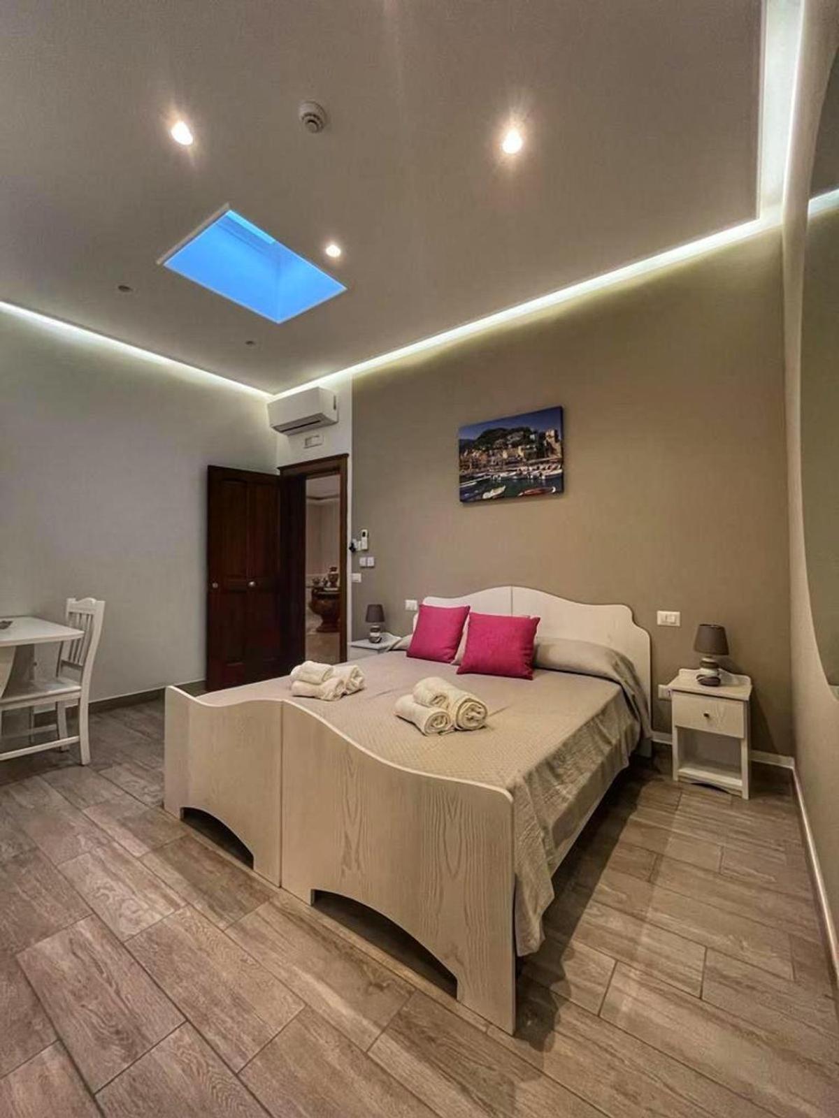 Double Room with Private Bathroom - Photo 25