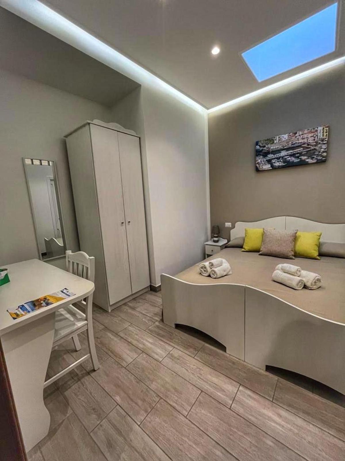 Double Room with Private Bathroom - Photo 27