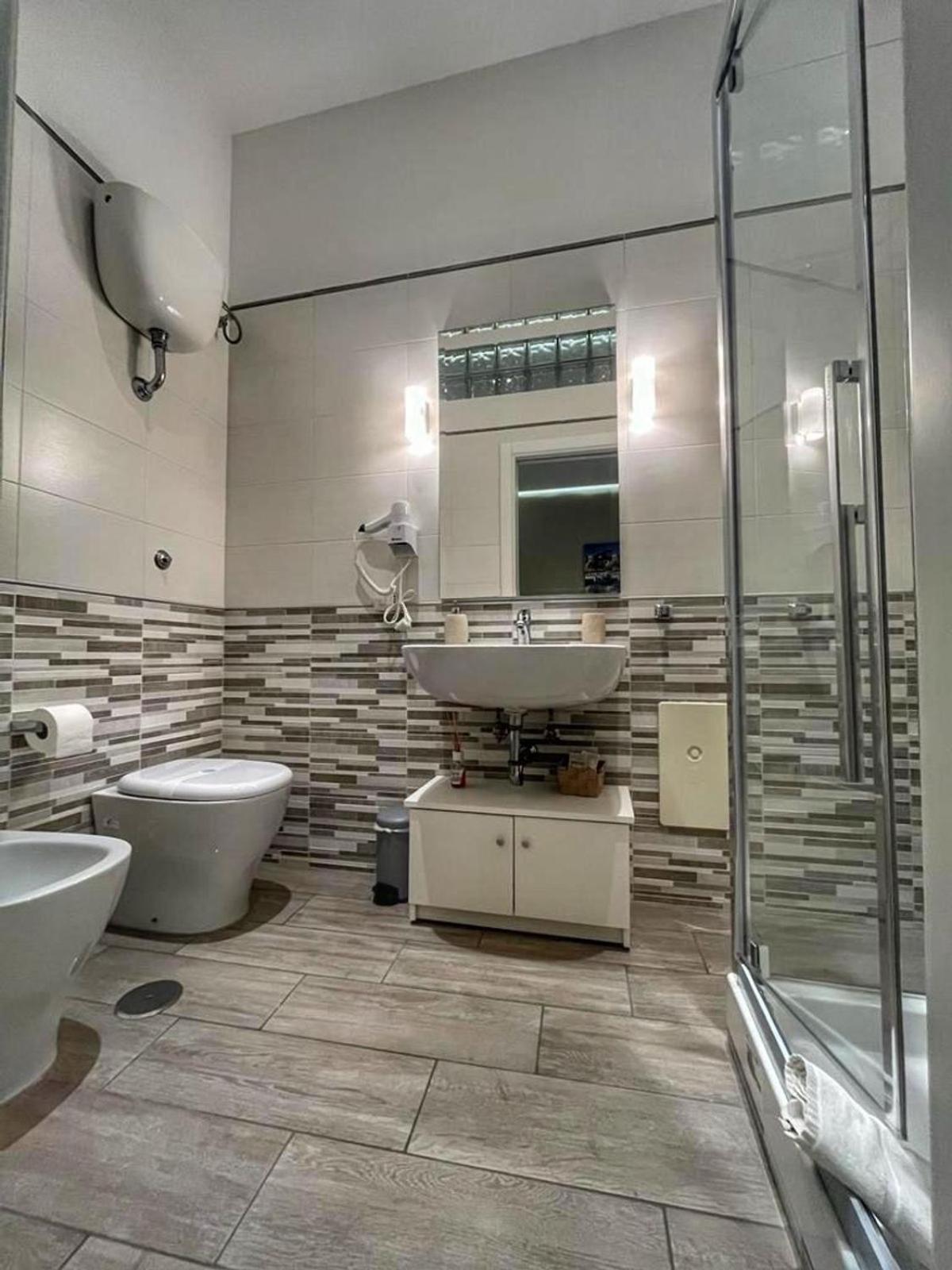Double Room with Private Bathroom - Photo 28