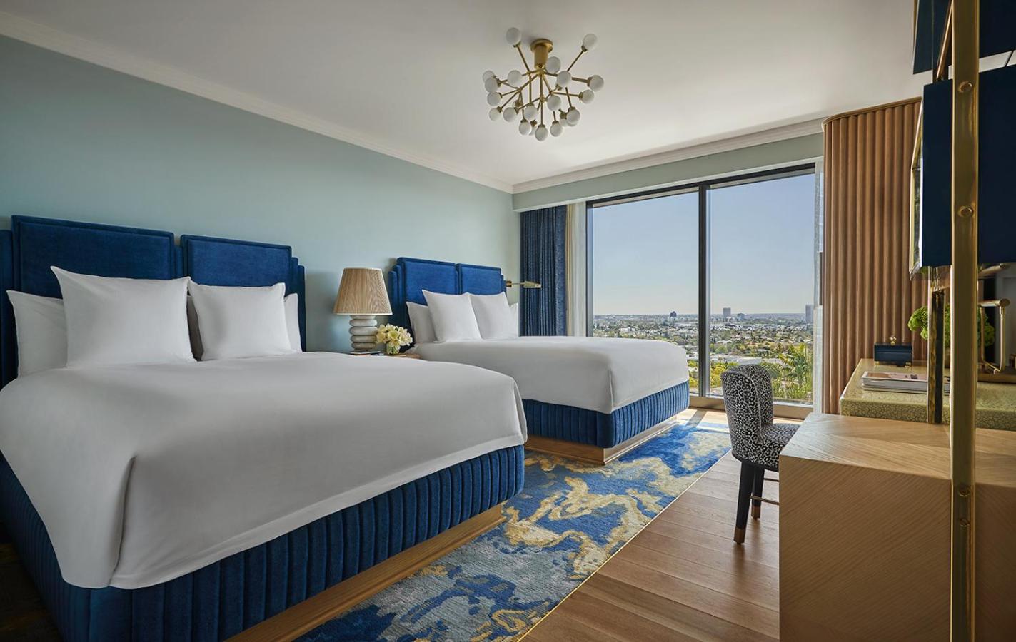 Deluxe Skyline Queen Queen Room