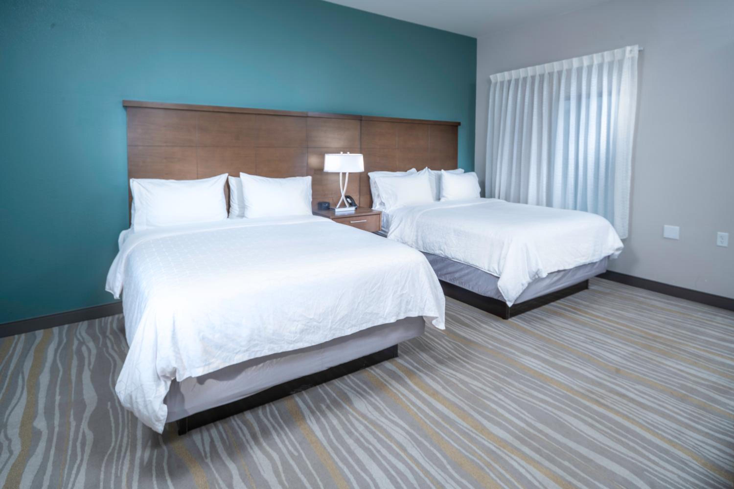 Two Bedroom Suite with One Queen Bed and Two Double Beds - Non-Smoking - Photo 1
