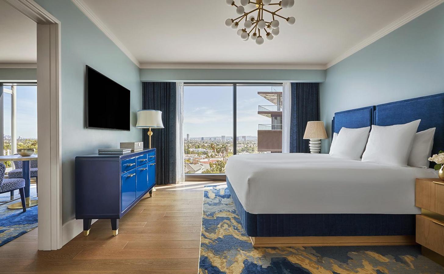 Two Bedroom Skyline Suite with One King Bed (Non Smoking)